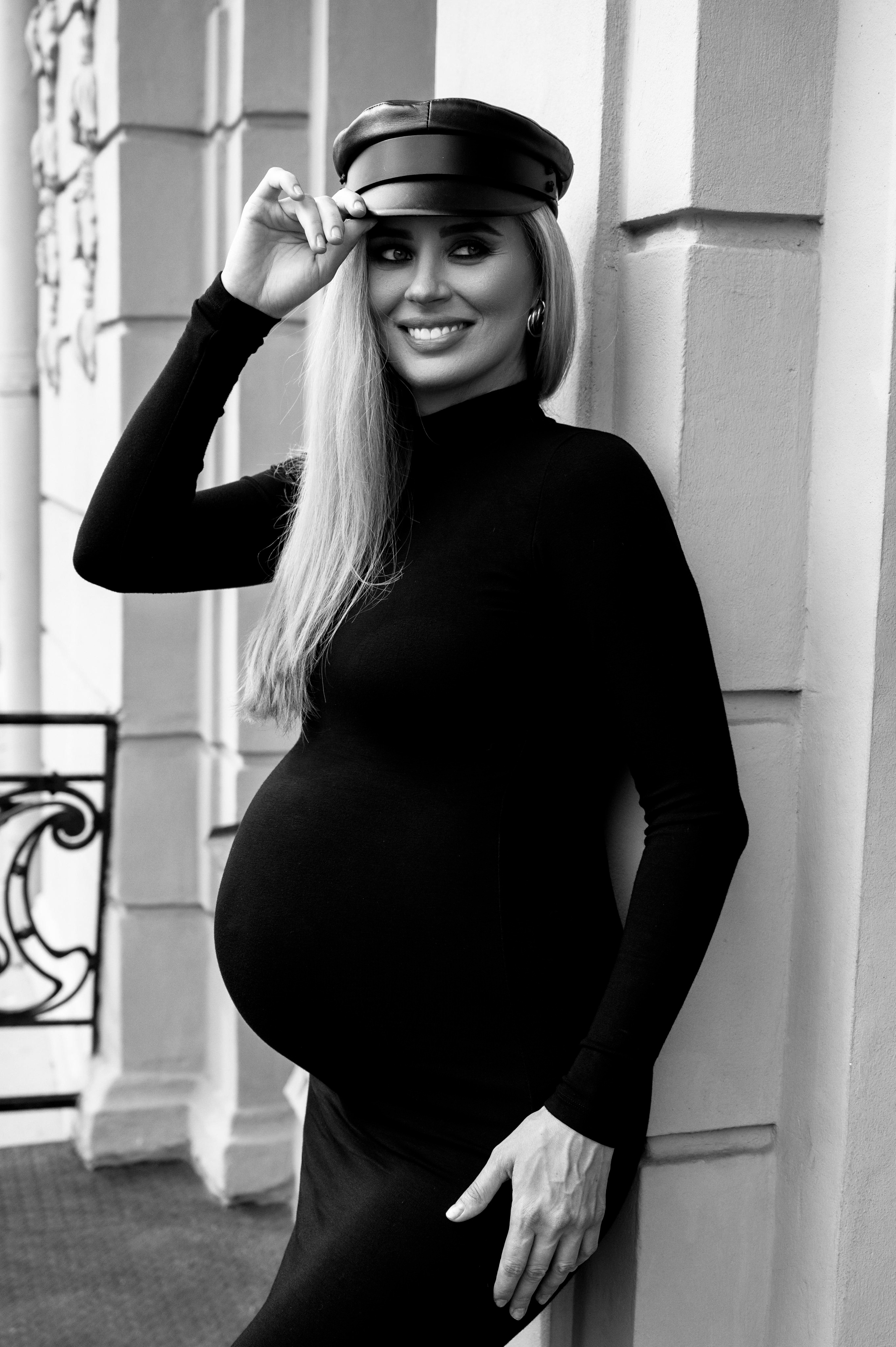 Яна. Профессиональный фотограф беременности в СПБ. Стильные фотосессии беременности в стиле минимализм и классическая фотография