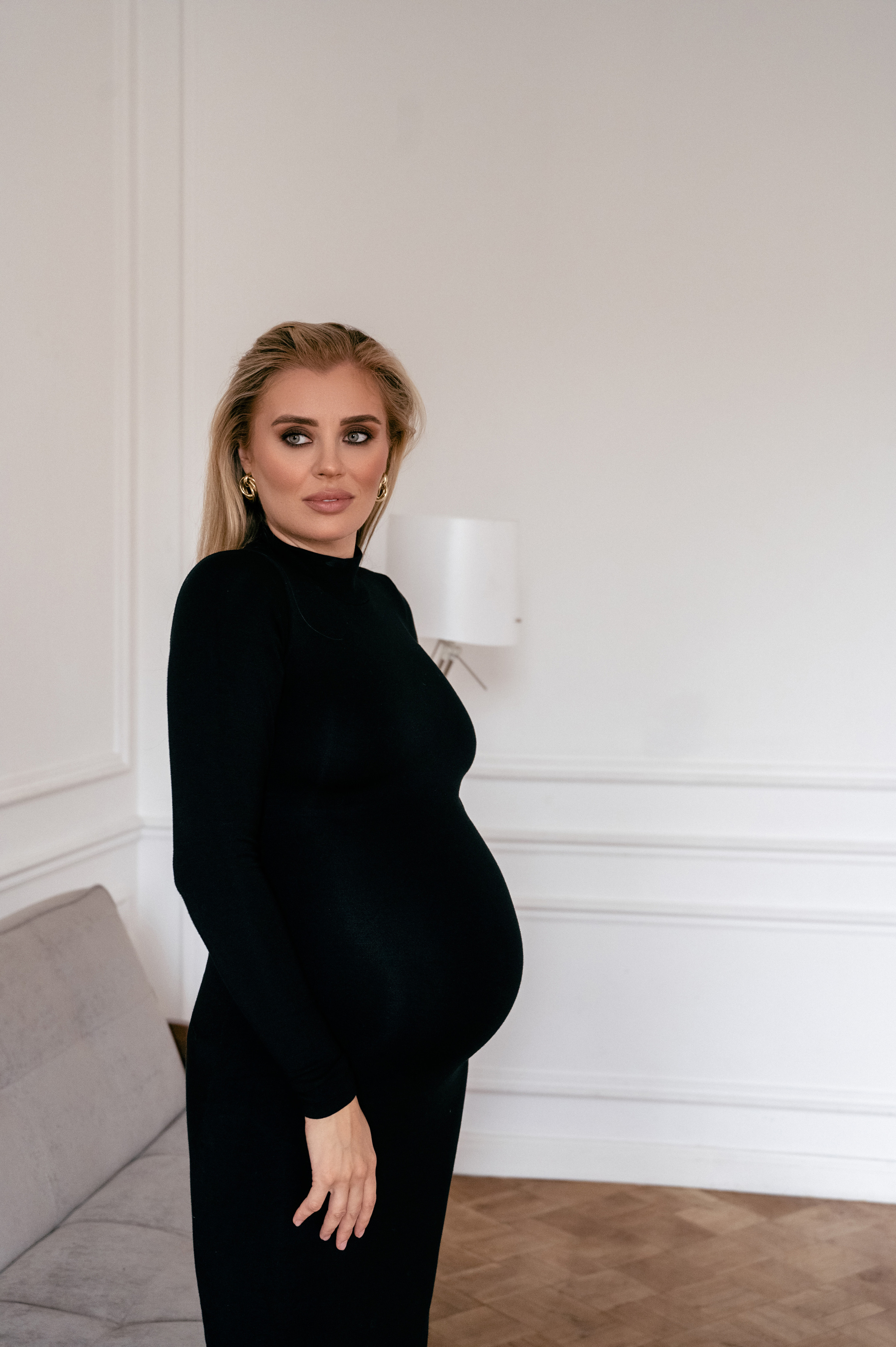 Яна. Профессиональный фотограф беременности в СПБ. Стильные фотосессии беременности в стиле минимализм и классическая фотография