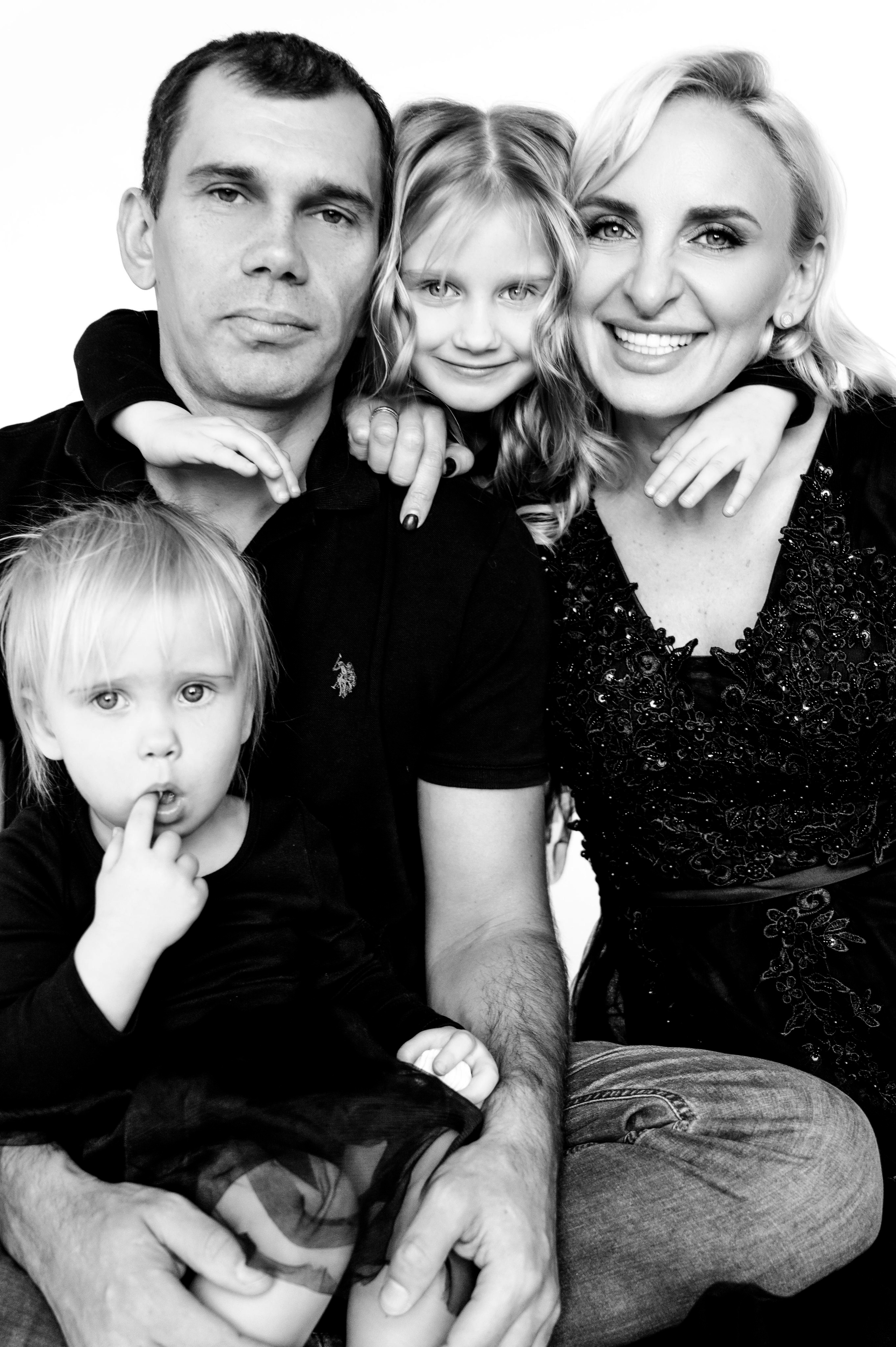 Юля с смьей. Профессиональный фотограф беременности в СПБ. Стильные фотосессии беременности в стиле минимализм и классическая фотография