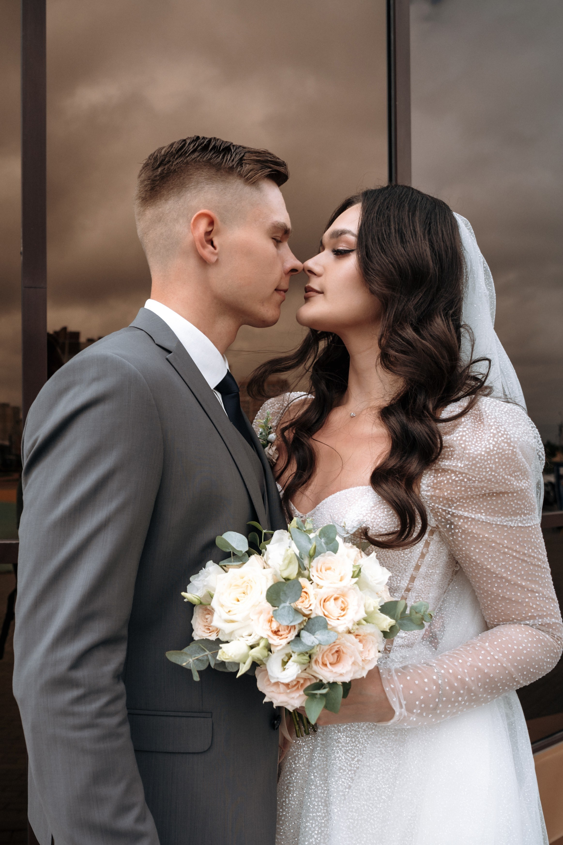 Молодожены в ЗАГСе мкр. Радужный, Тамбов, съемка свадебного фотографа Павла Четверткова.