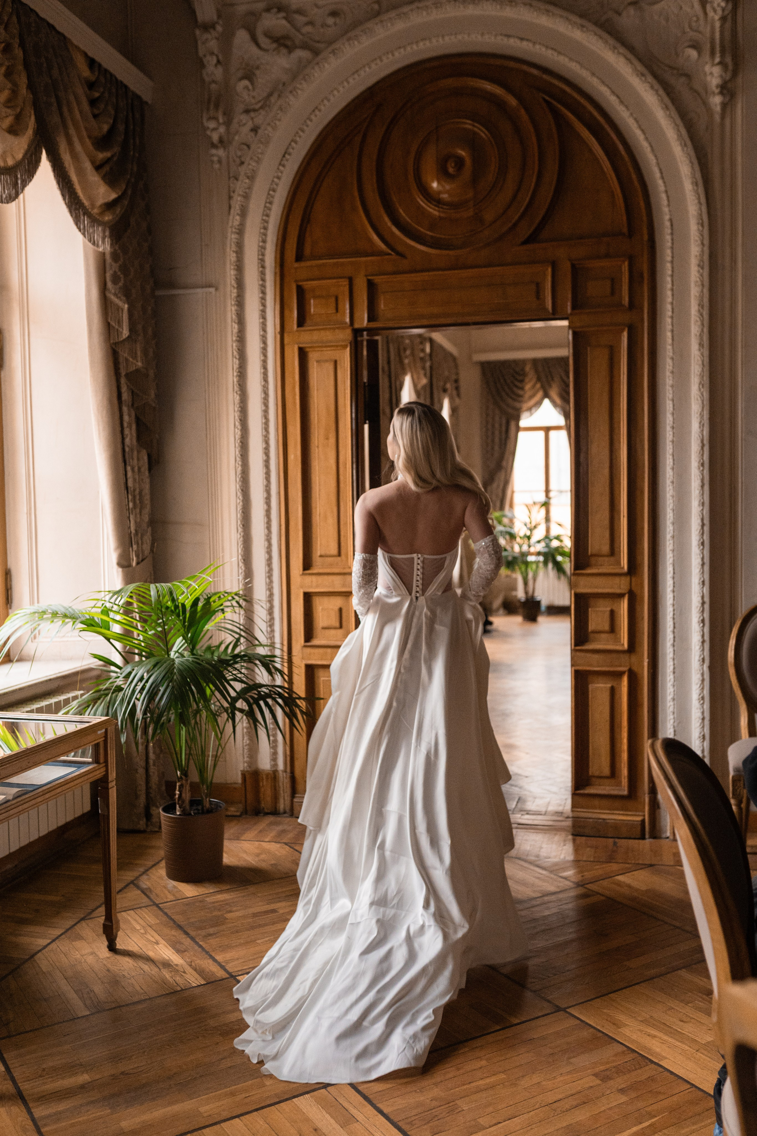 Свадебная фотосессия в Пушкинской библиотеке. Свадебный фотограф в Москве Анна Полушина