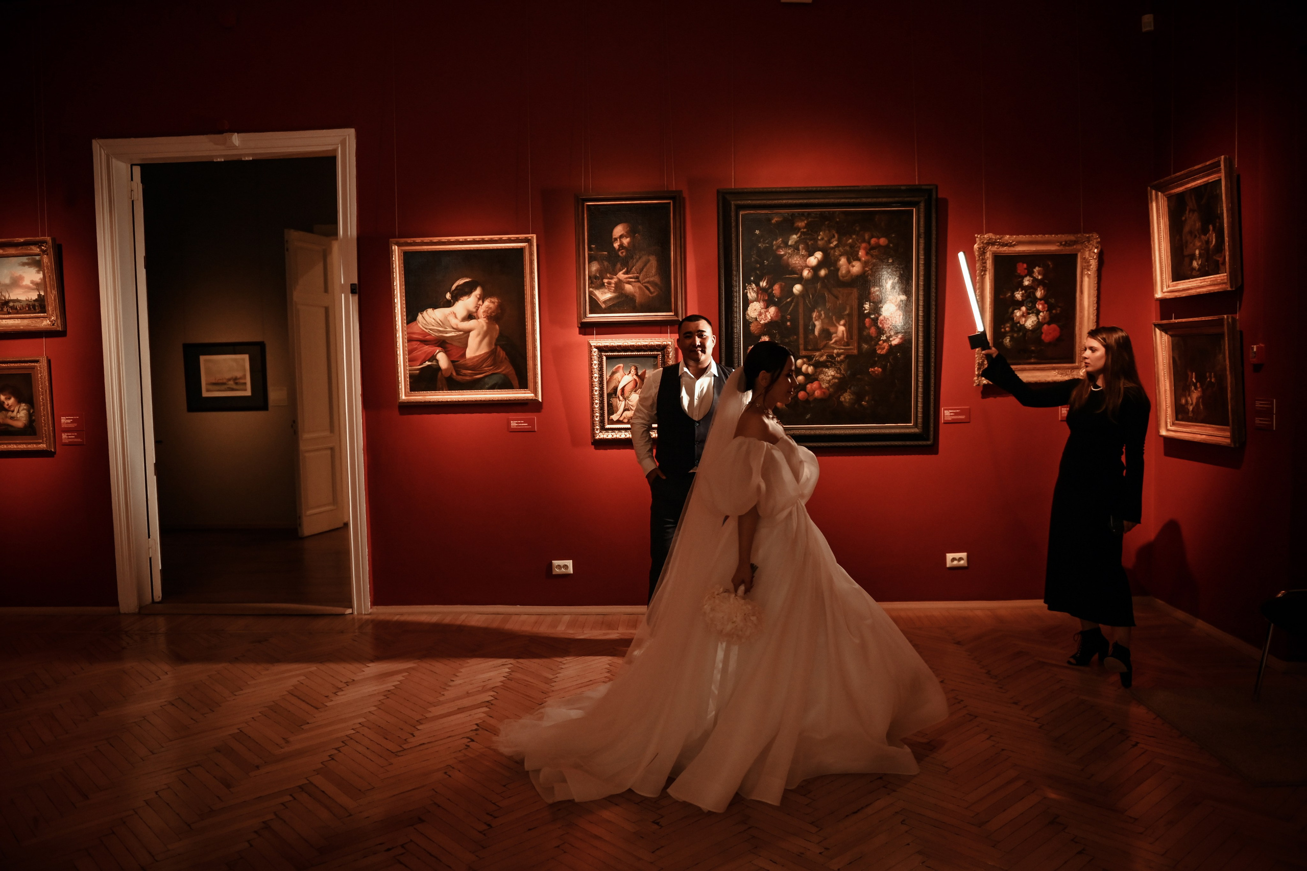 Небольшая свадебная серия в музее и прогулкой под дождем Эльмиры и Ризата. Свадебный, семейный, детский, контент фотограф в Омске Максим Ильин