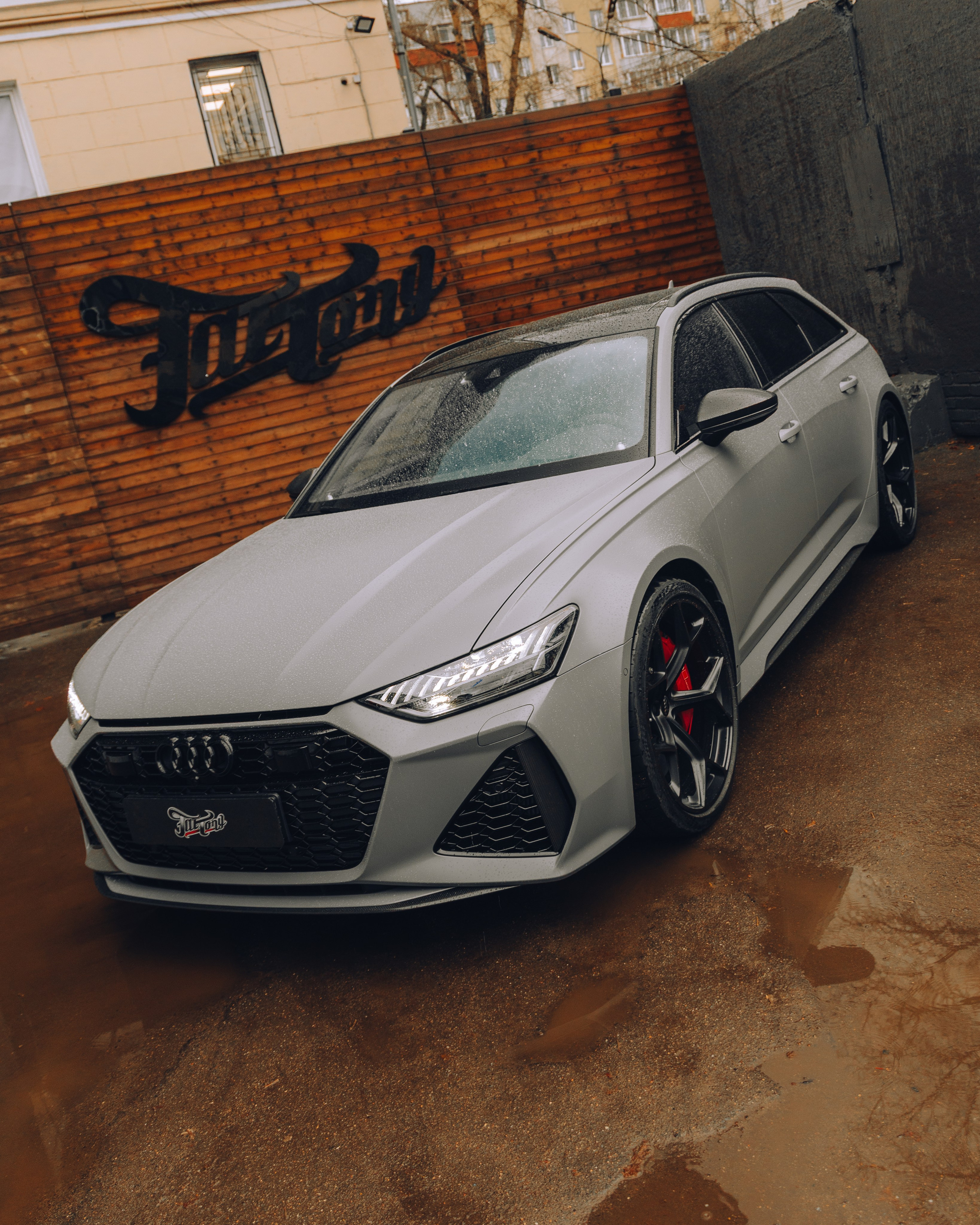 Audi RS6 снятие старой шумоизоляции и нанесение новой. DeLorein