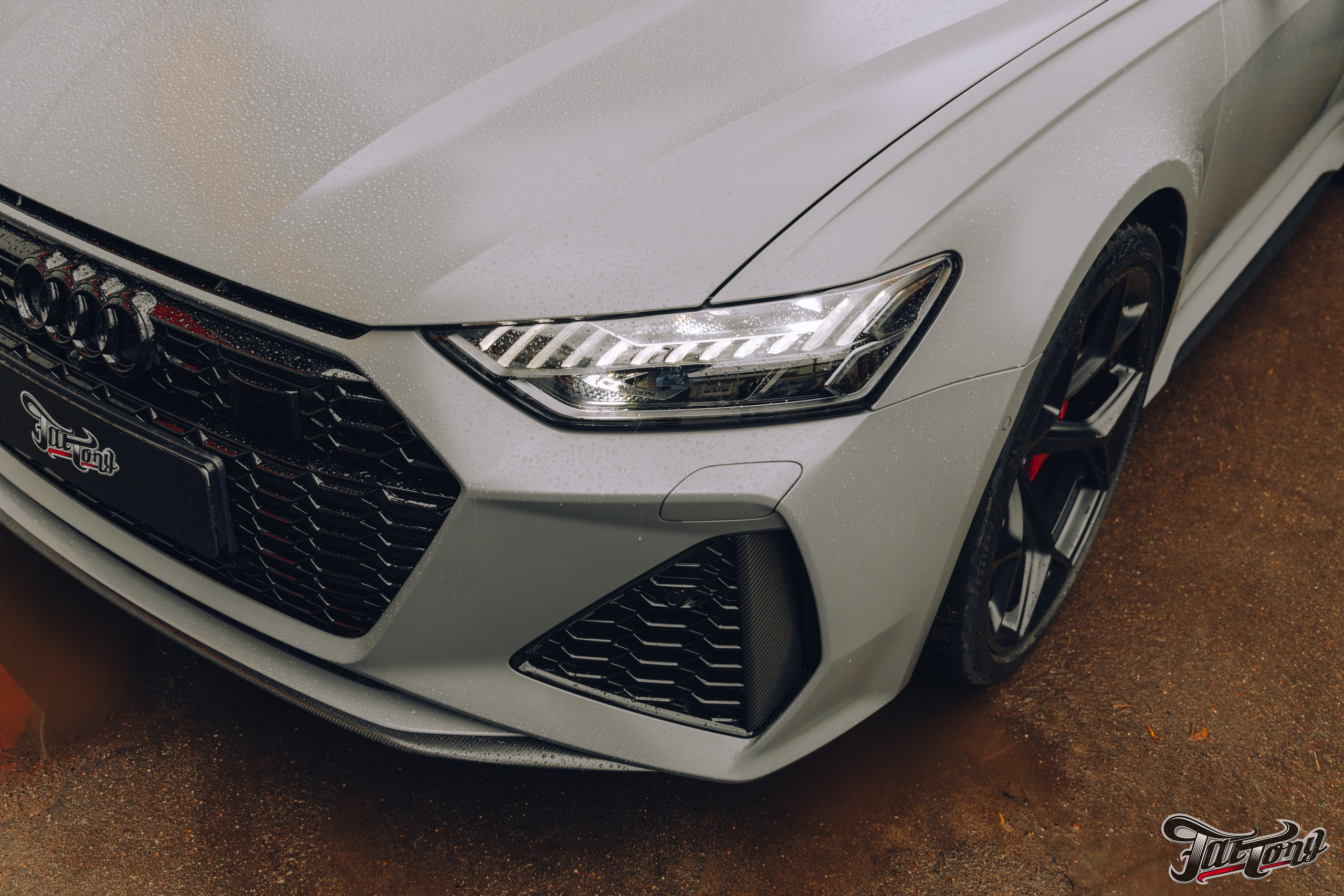 Audi RS6 снятие старой шумоизоляции и нанесение новой. DeLorein