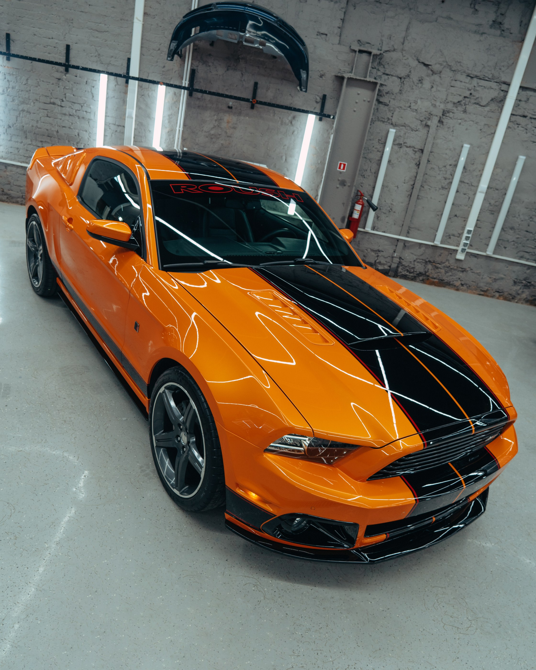 Ford Mustang Roush оранжевый окрас кузова и выкрас полос. DeLorein