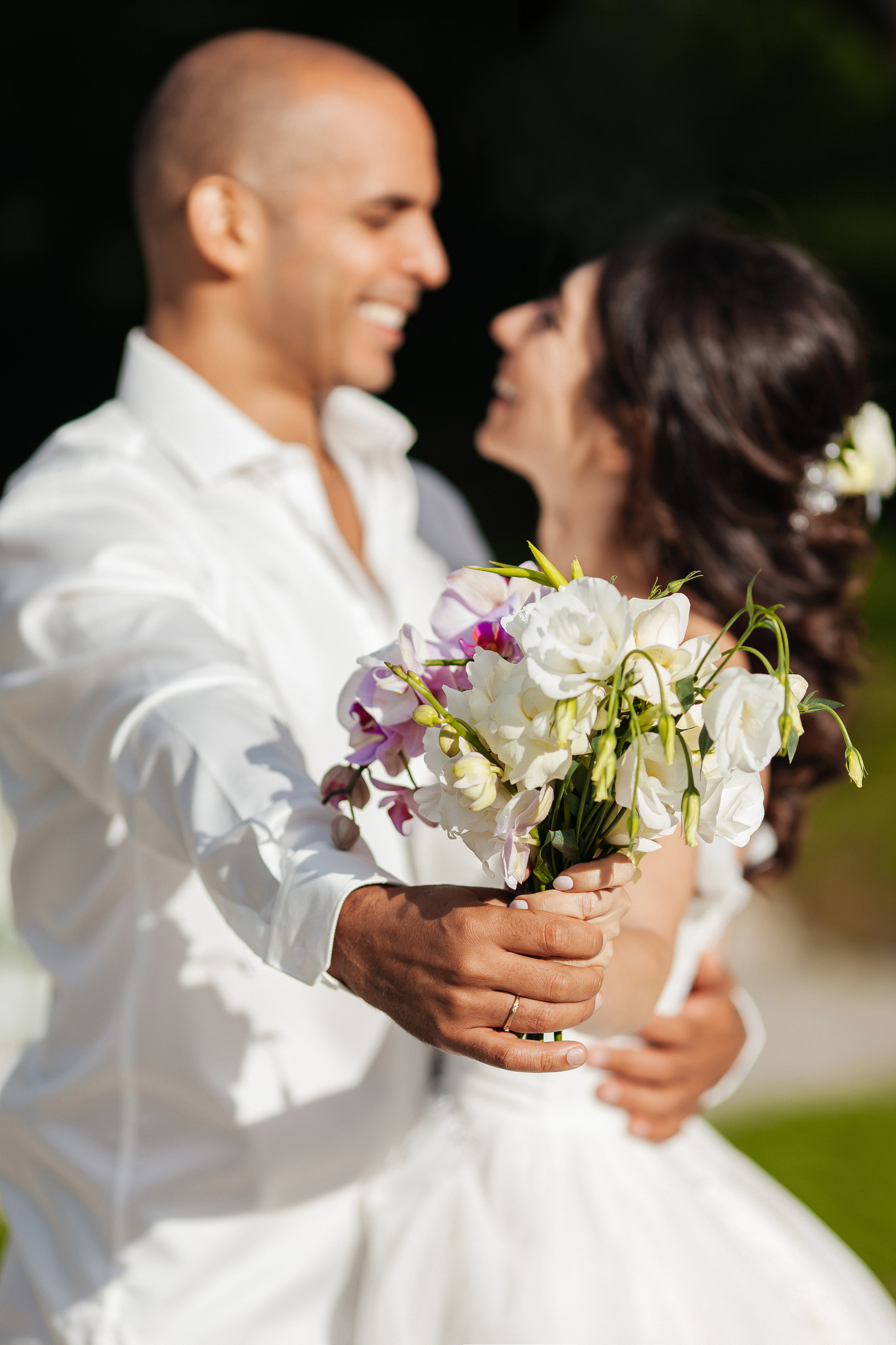 Свадебная фотография мужа и жены после выездной росписи в отеле "Орлиные скалы"