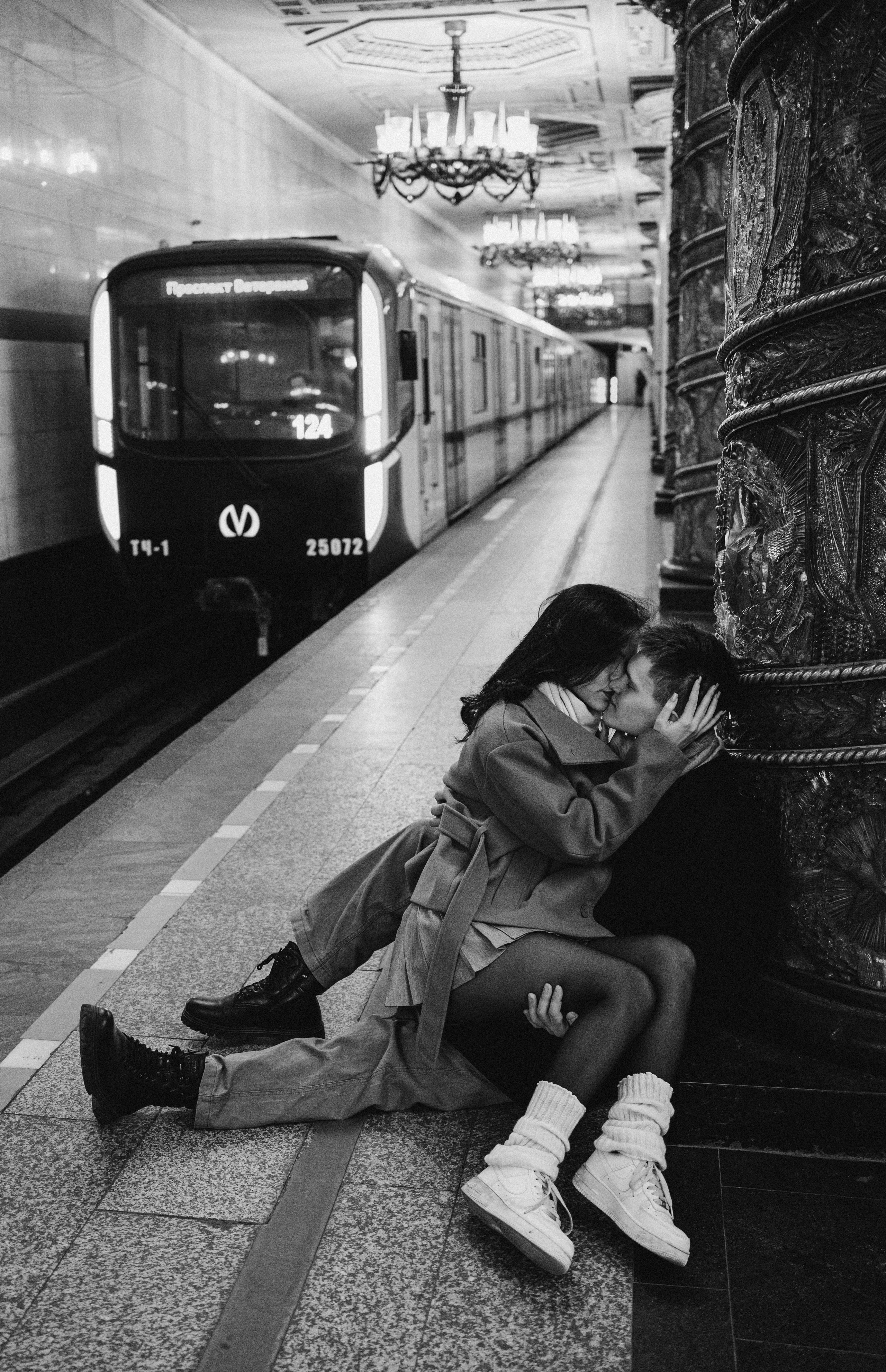 Парная фотосессия в Санкт-Петербурге. Фотосессия лавстори СПб. Федосова Елизавета - фотограф Санкт-Петербург. Свадебный фотограф СПб. Живые кадры. Фотосессия в метро. 