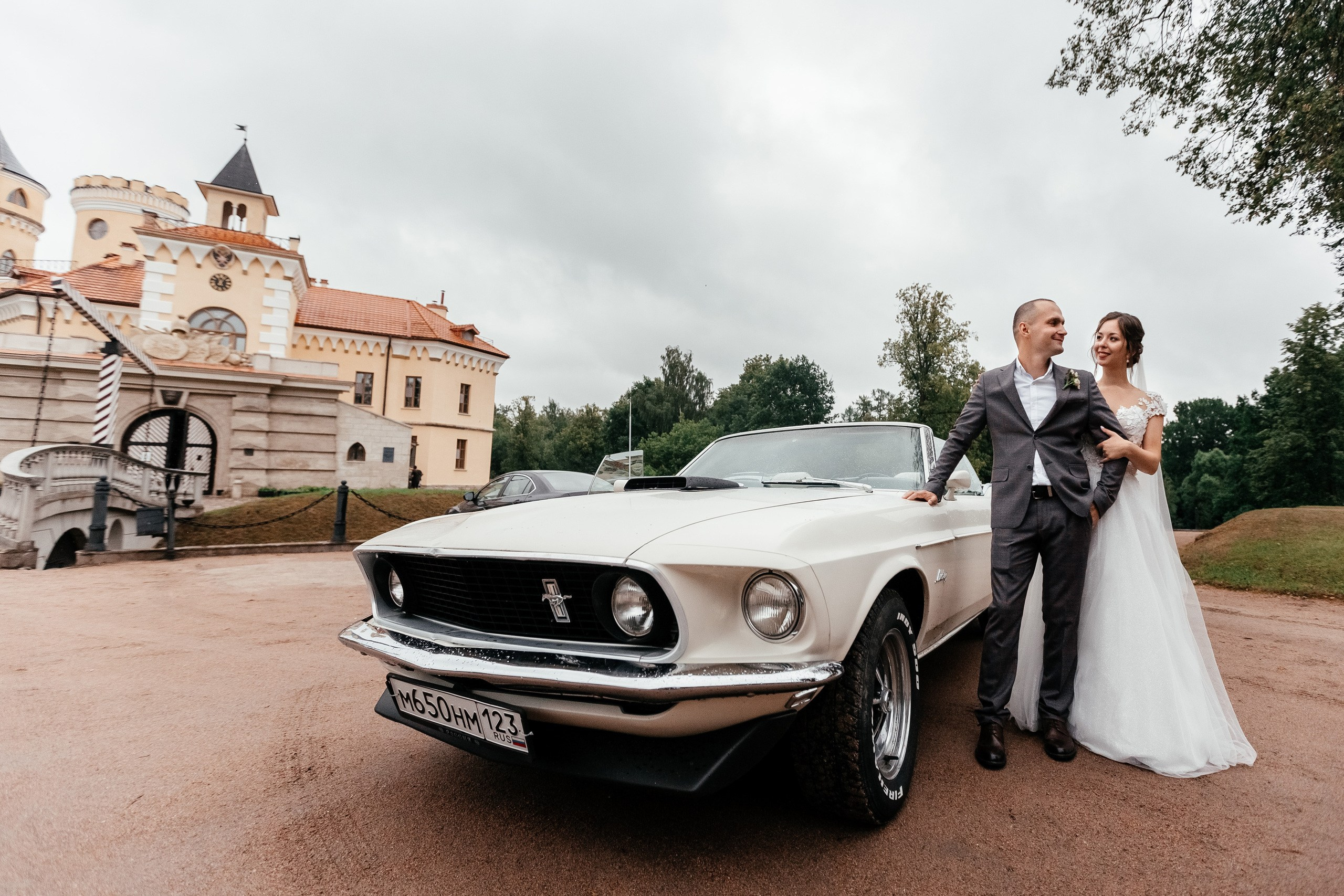 Почему автомобиль — важная часть свадебной съемки