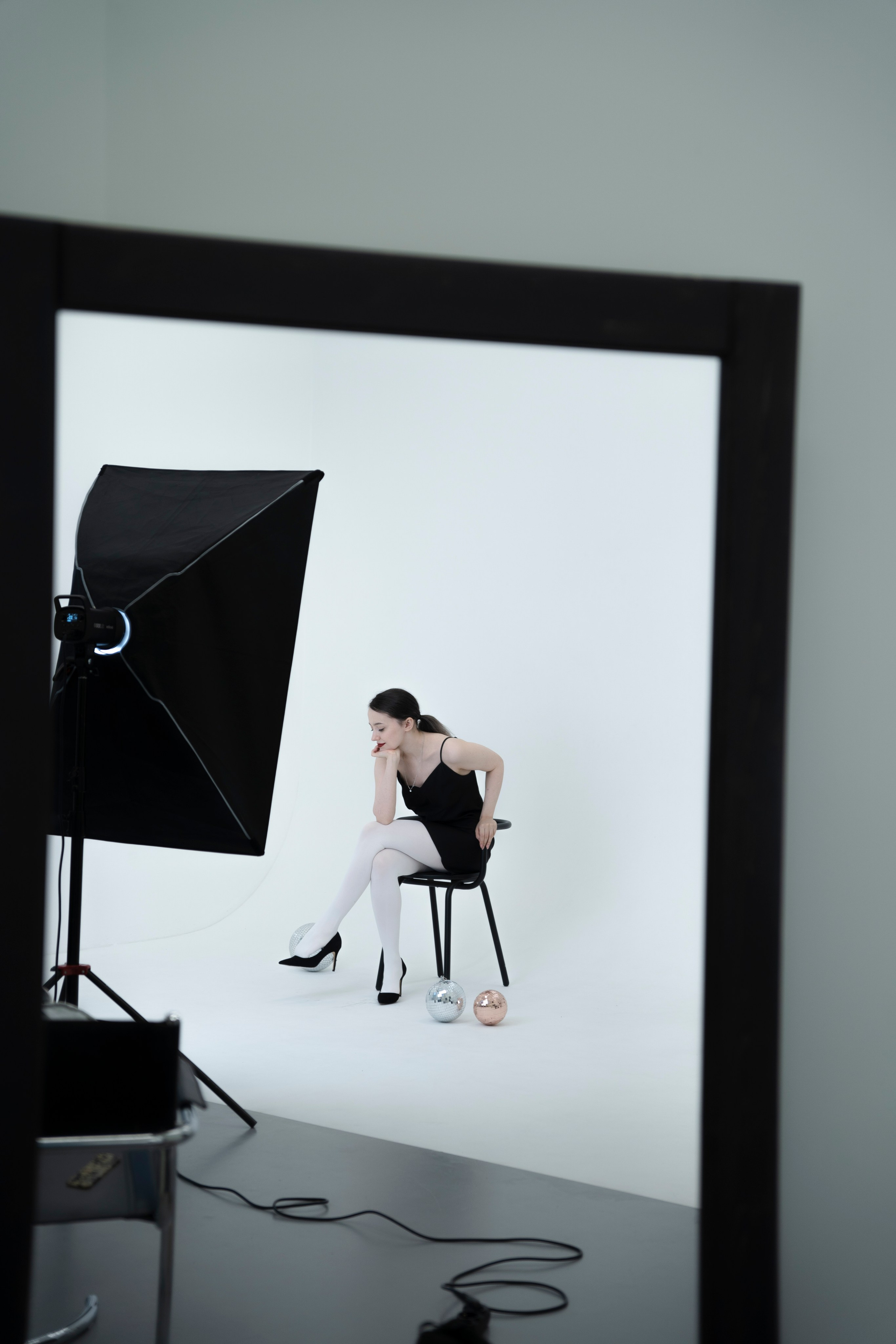 ДЕВОЧКА НА ШАРЕ. Главная