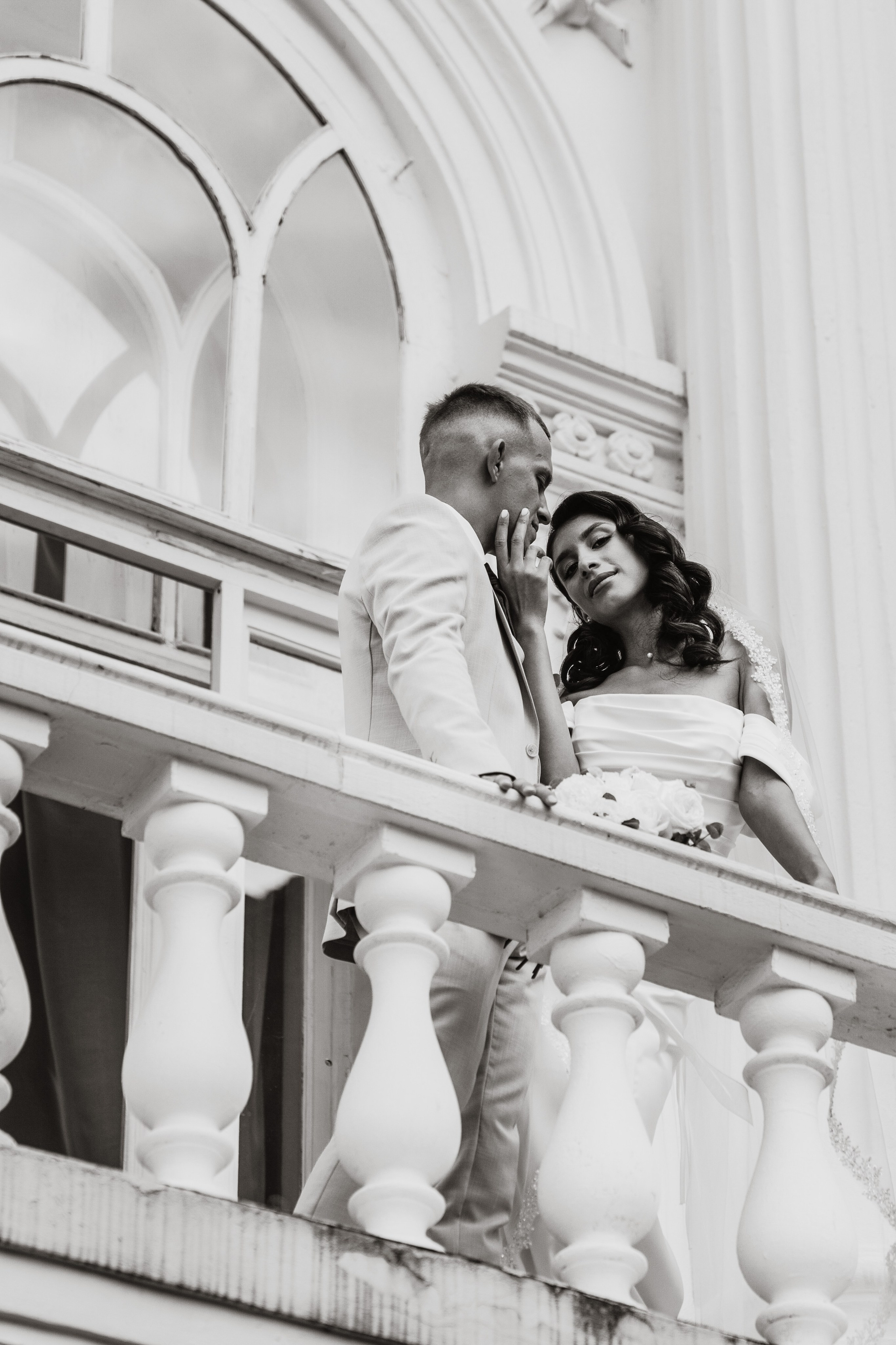 фотограф на свадьбу Казань, фотосессия в городском парке, кружевное платье