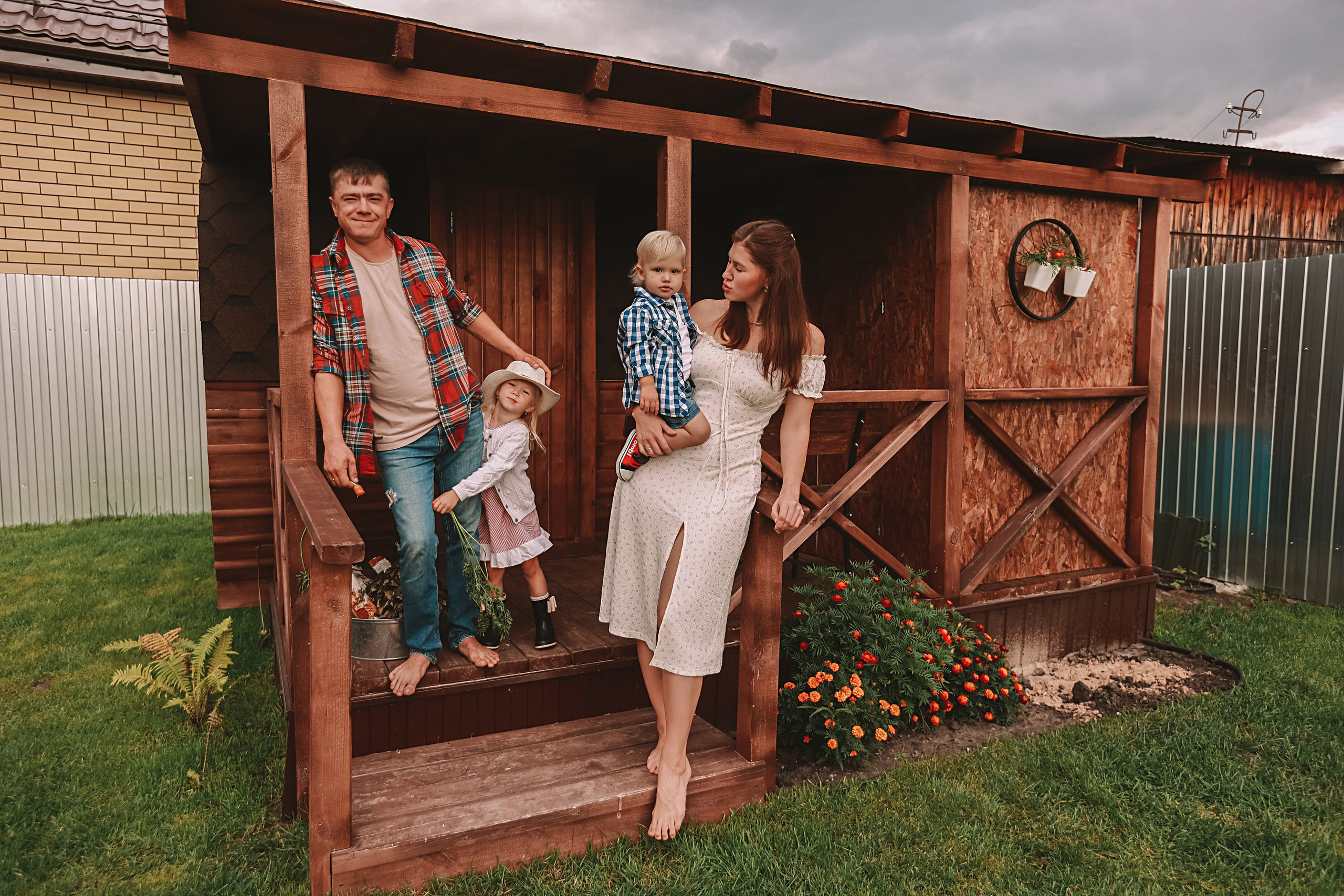 У дома. Семейный фотограф Тюмень, фотограф на роды Салмина Мария