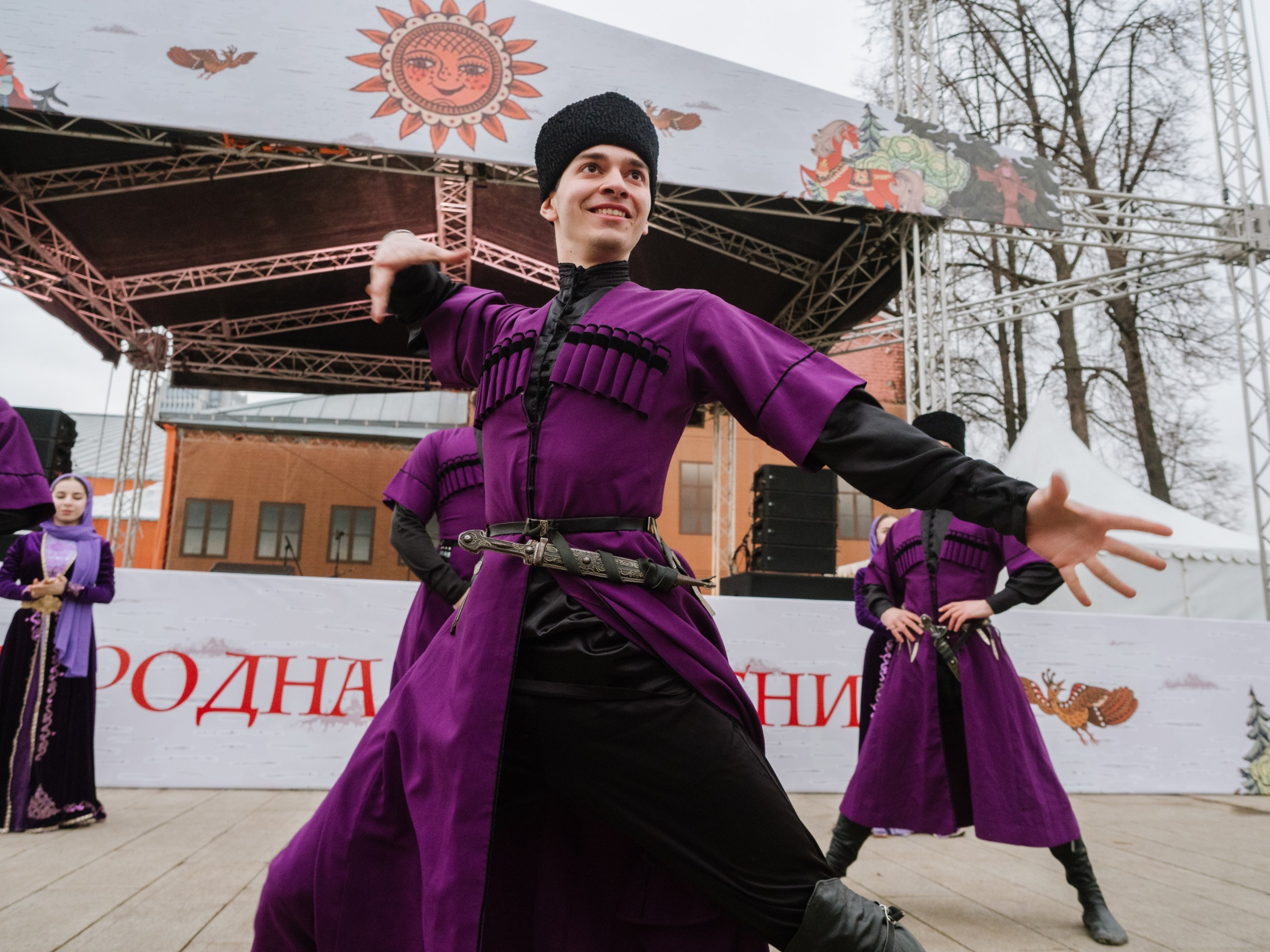 Репортажная съёмка мужчины танцующего лезгинку в Москве