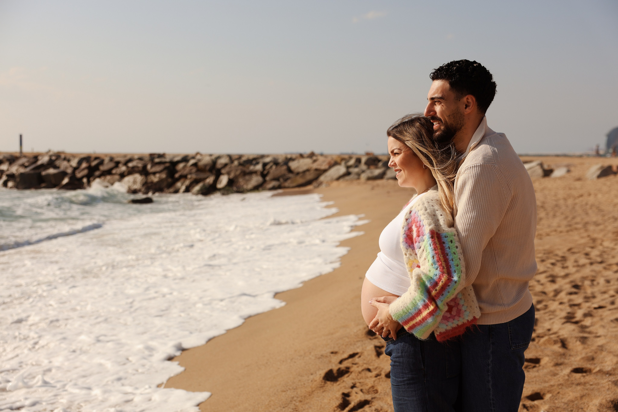 Sunny morning at the sea. Natalia Zhuravleva|family, newborn, maternity photographer in Barcelona