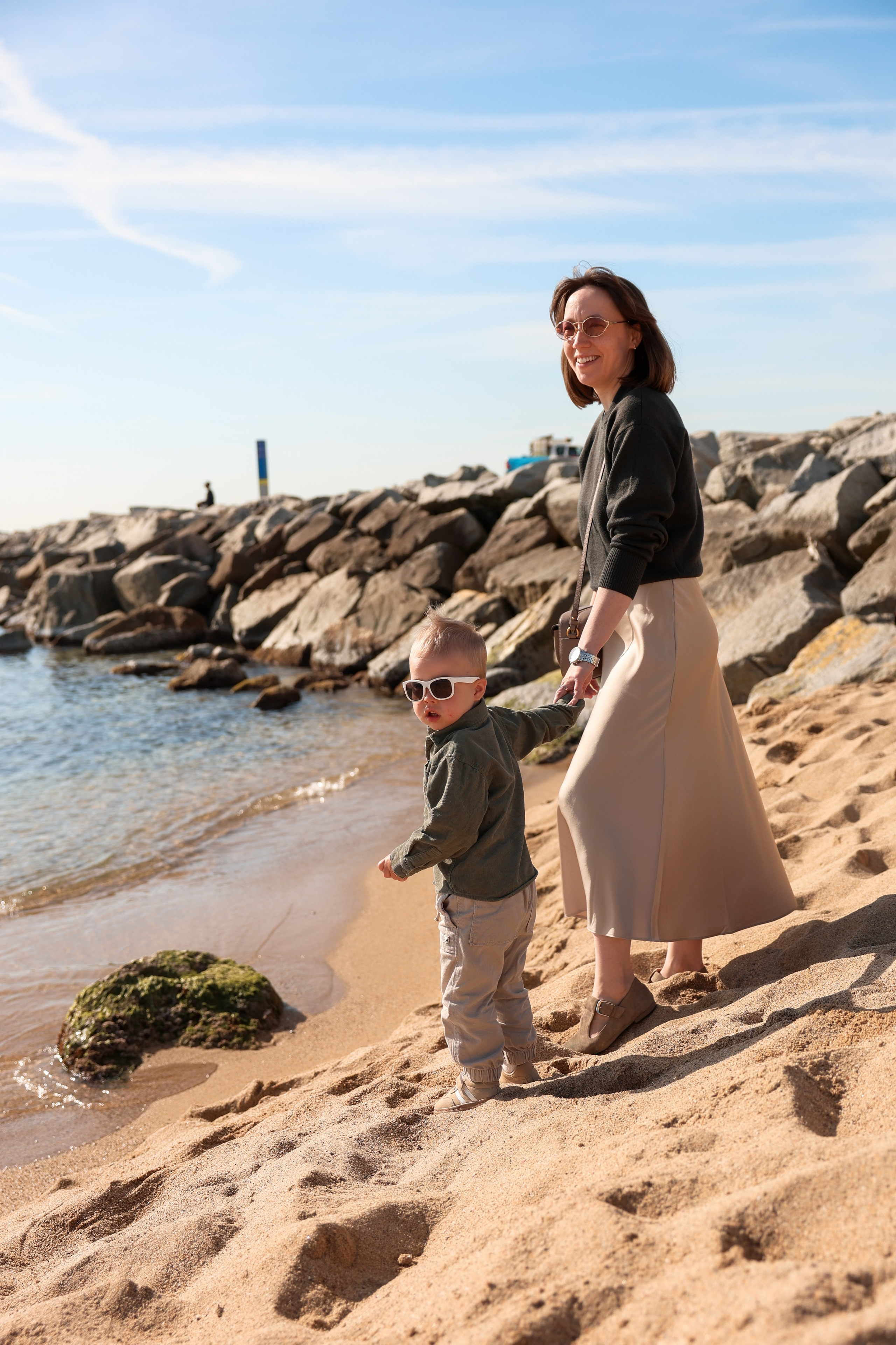 Seashore with a toddler. Natalia Zhuravleva|family, newborn, maternity photographer in Barcelona