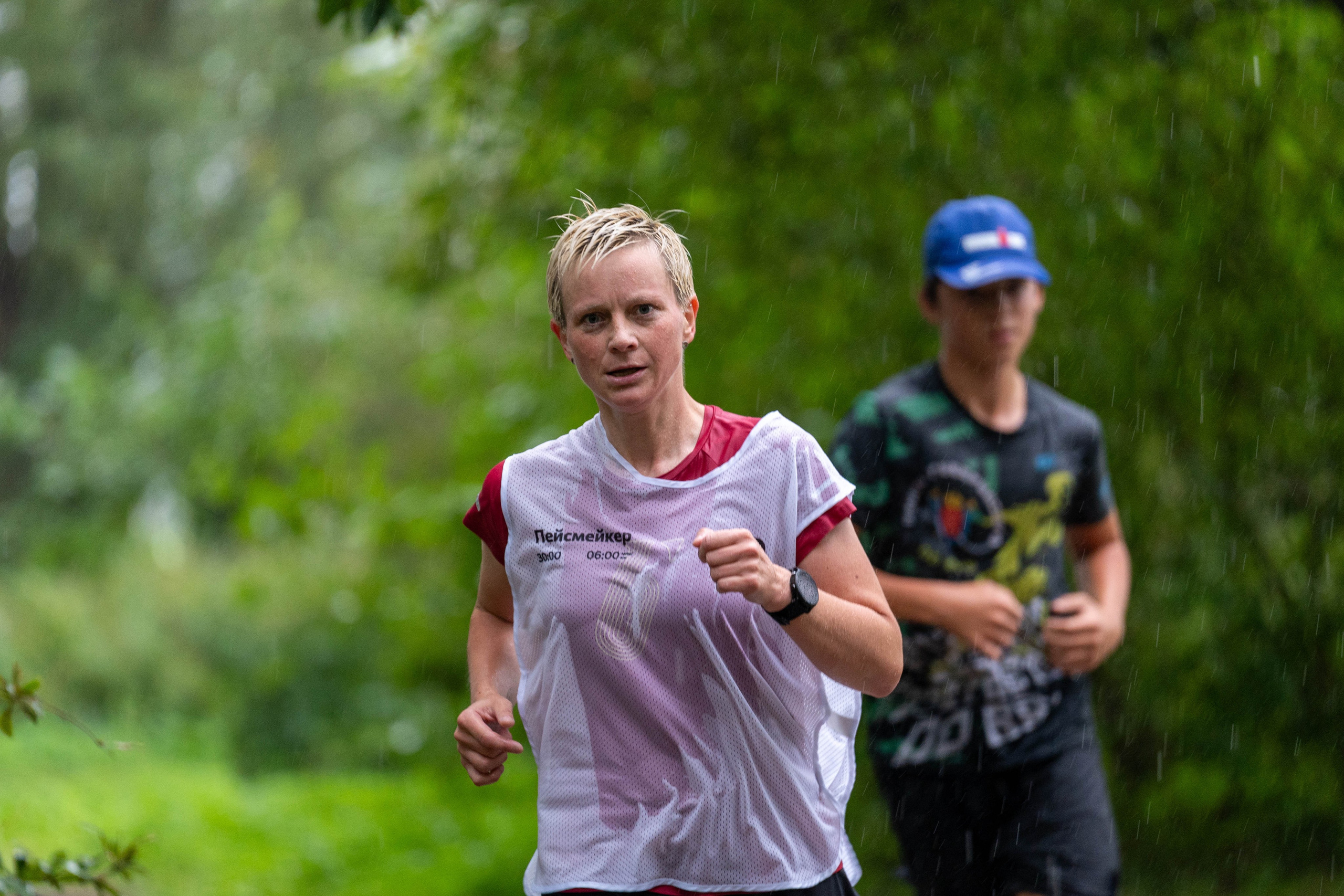 Бегуны на еженедельной пробежке «5 вёрст» на Елагином острове