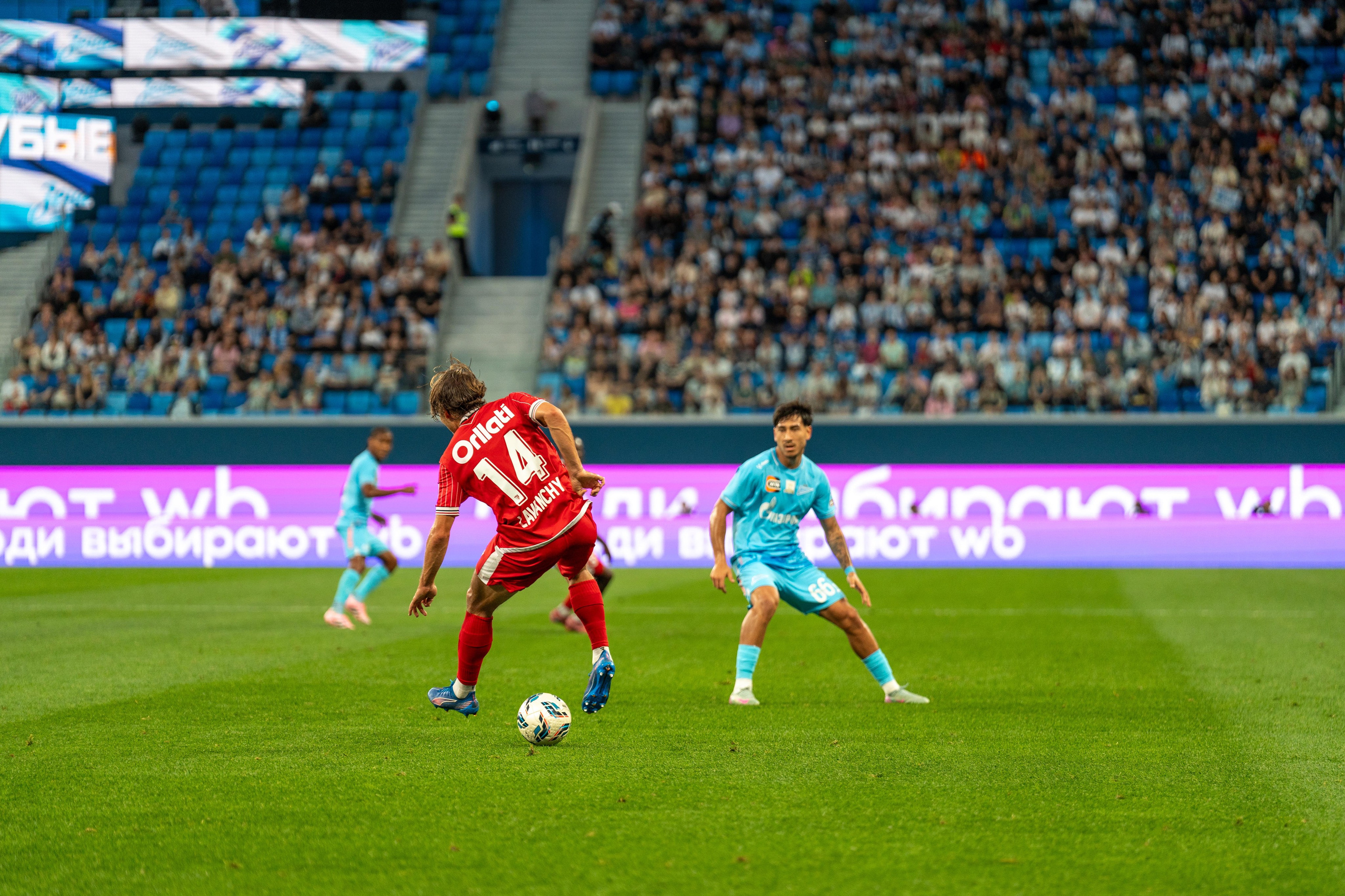 Игрок «Сьона» с мячом против футболиста «Зенита» на Газпром Арене, репортажная спортивная съёмка, спортивный фотограф Санкт-Петербург.
