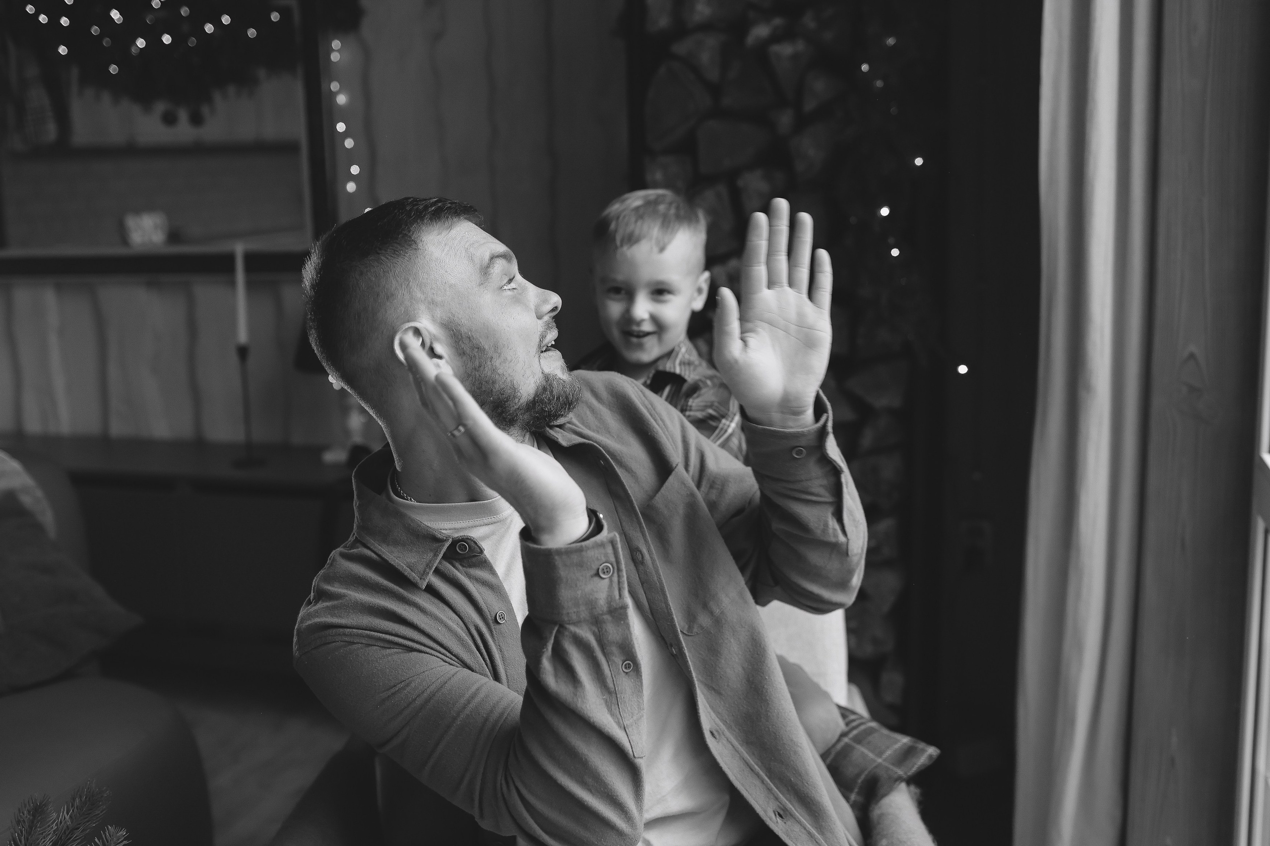 Семейная новогодняя фотосессия в загородном домике. Фотограф Владимир Москва