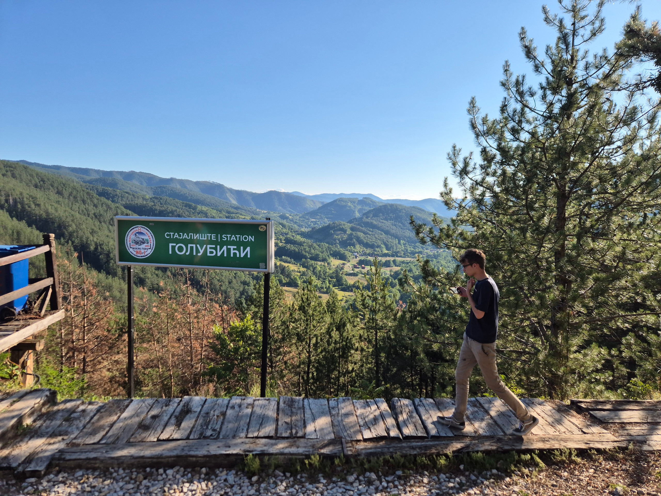 Виды на долину, иногда и на железную дорогу, делающую петлю метров на 100 ниже