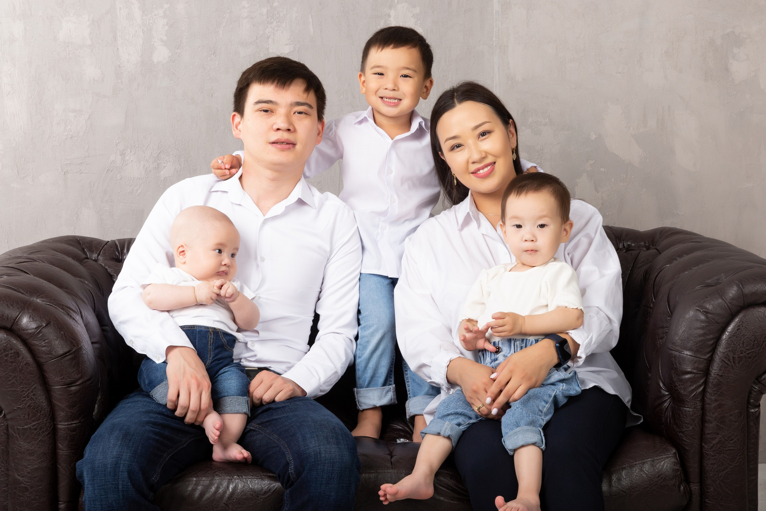 Аяулым и семья. Фотостудия Алматы. Семейная и детская фотостудия Family studio.Фотограф Алматы