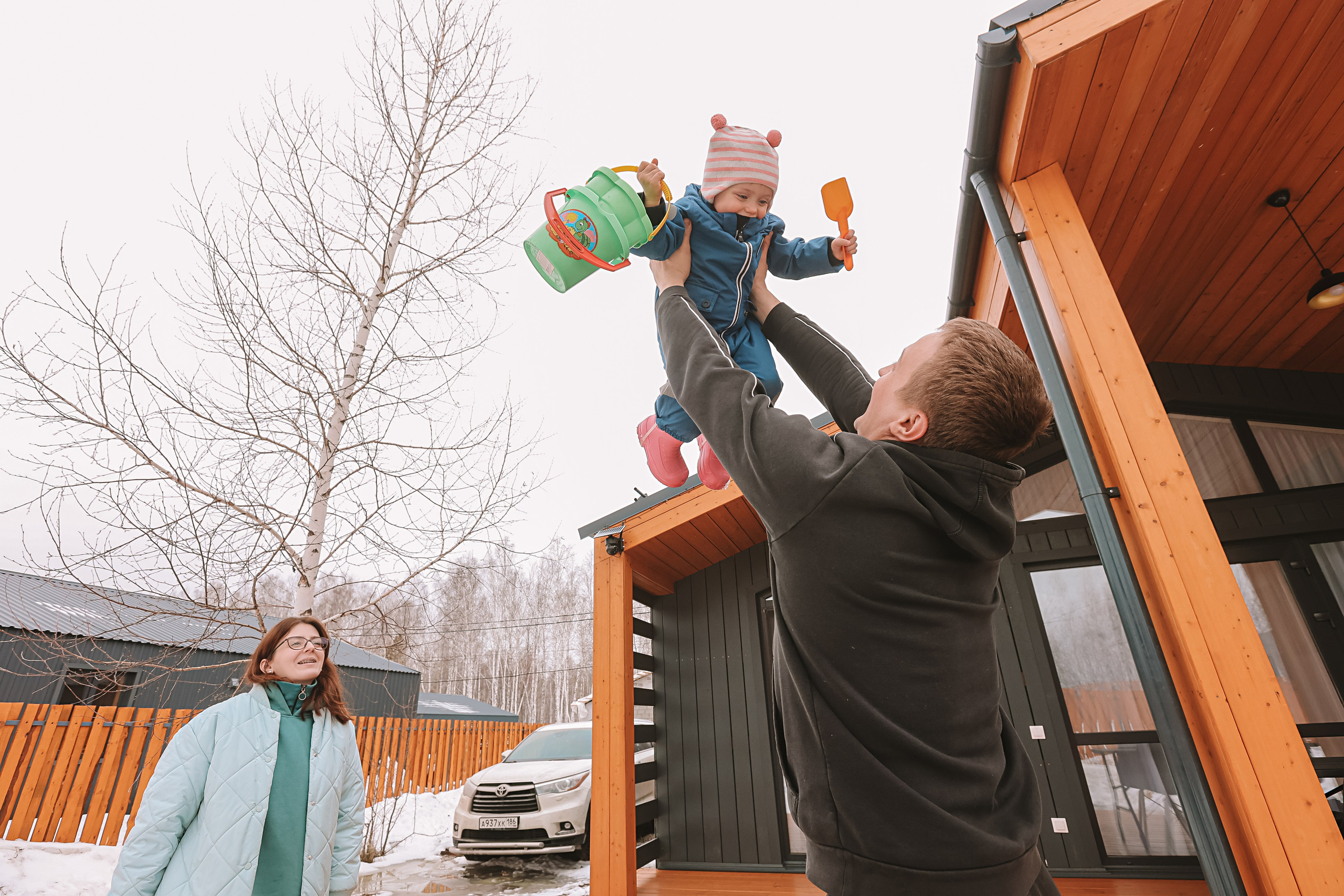 Семейная в домике (репортаж). Семейный фотограф Тюмень, фотограф на роды Салмина Мария