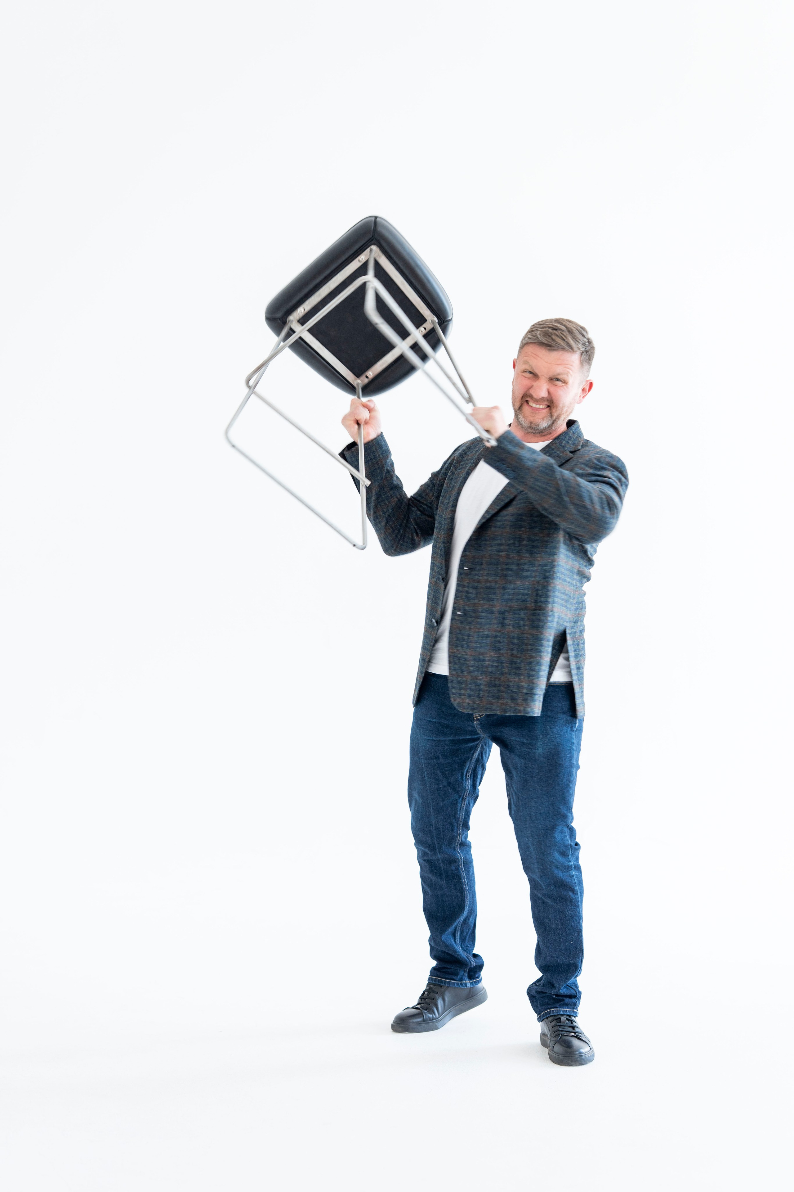 Артем. Владелец компании по производству пластиковой тары. Главная