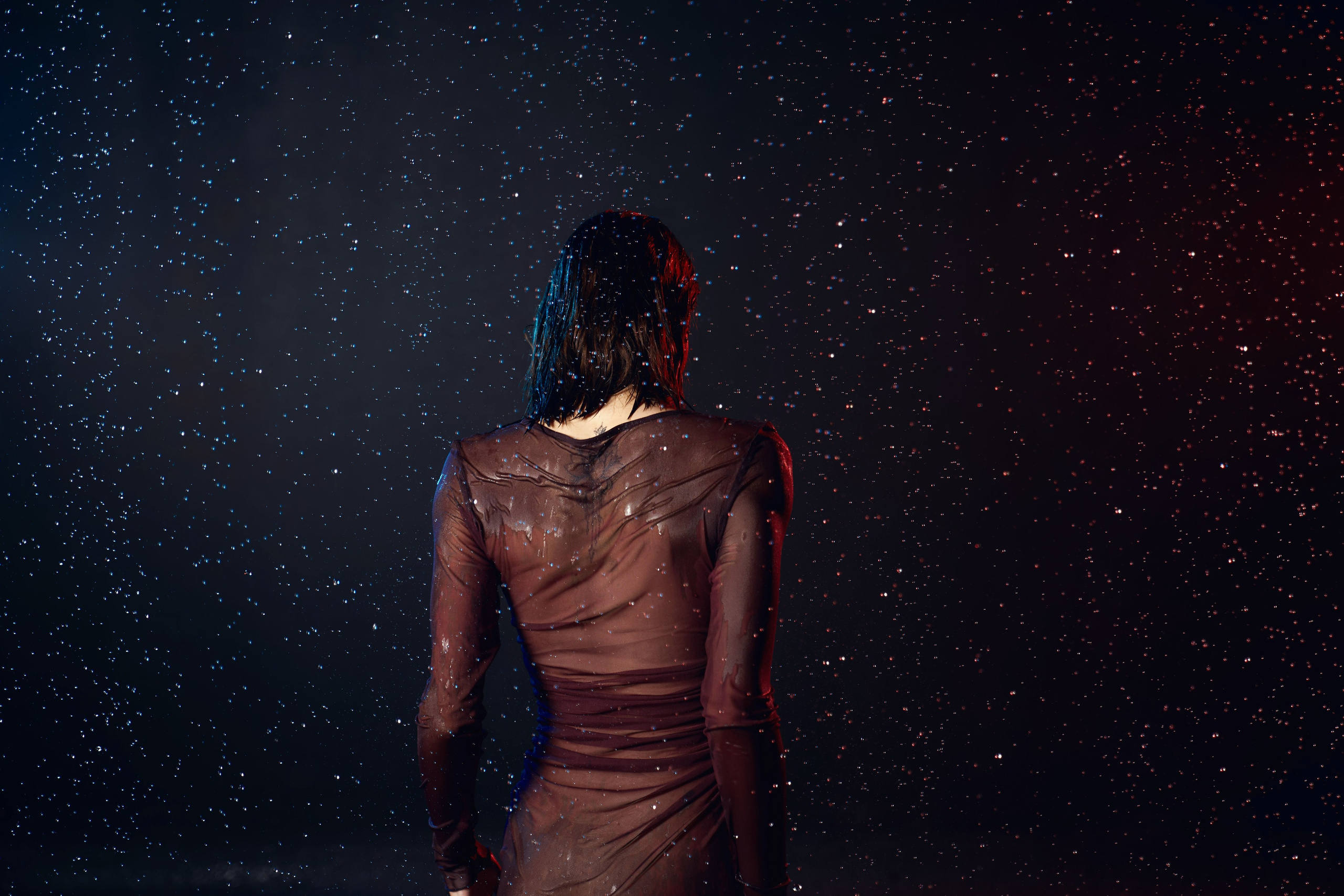 спина девушки в полупрозрачном платье