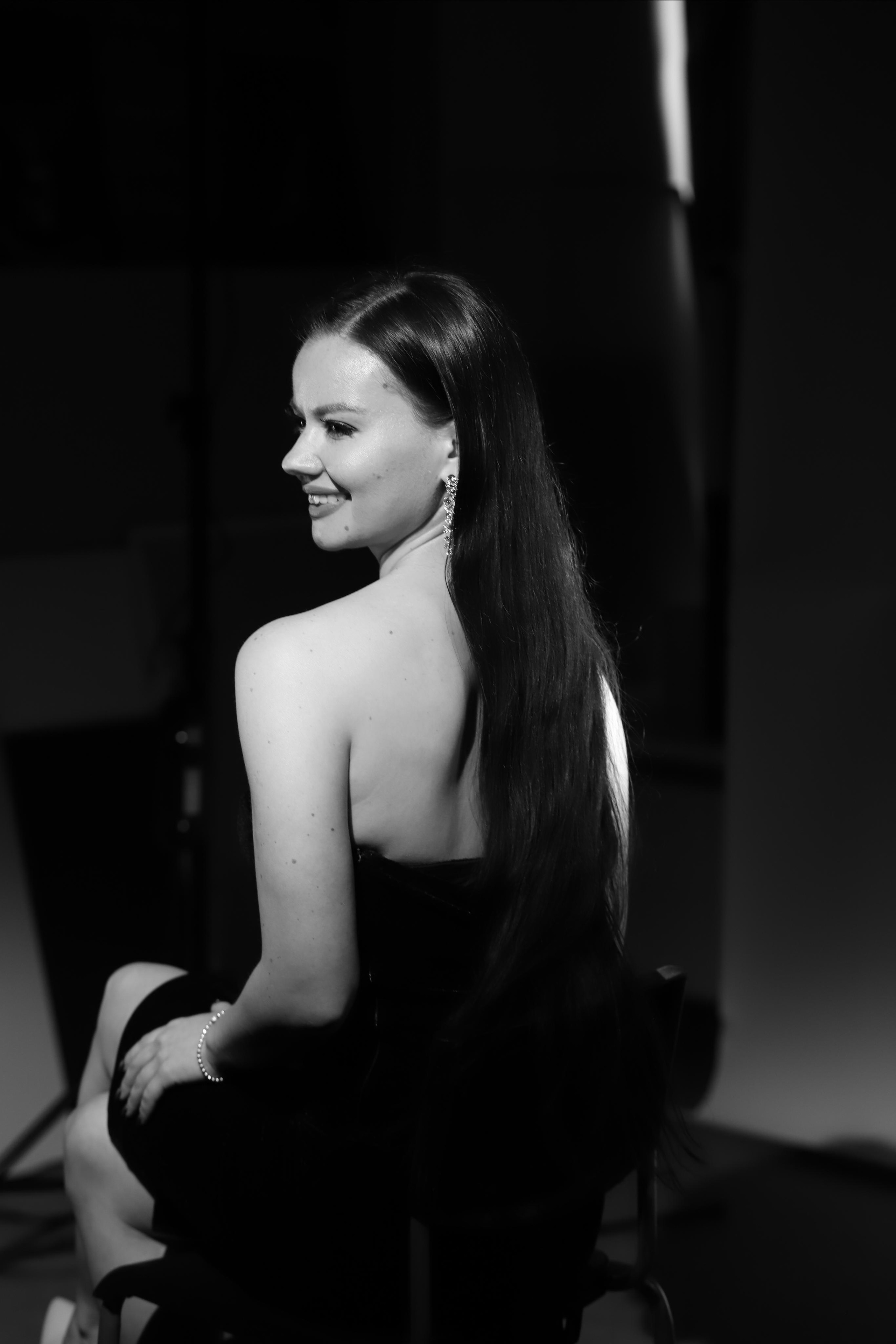 Студийная съемка девушки с постоянным источником света.