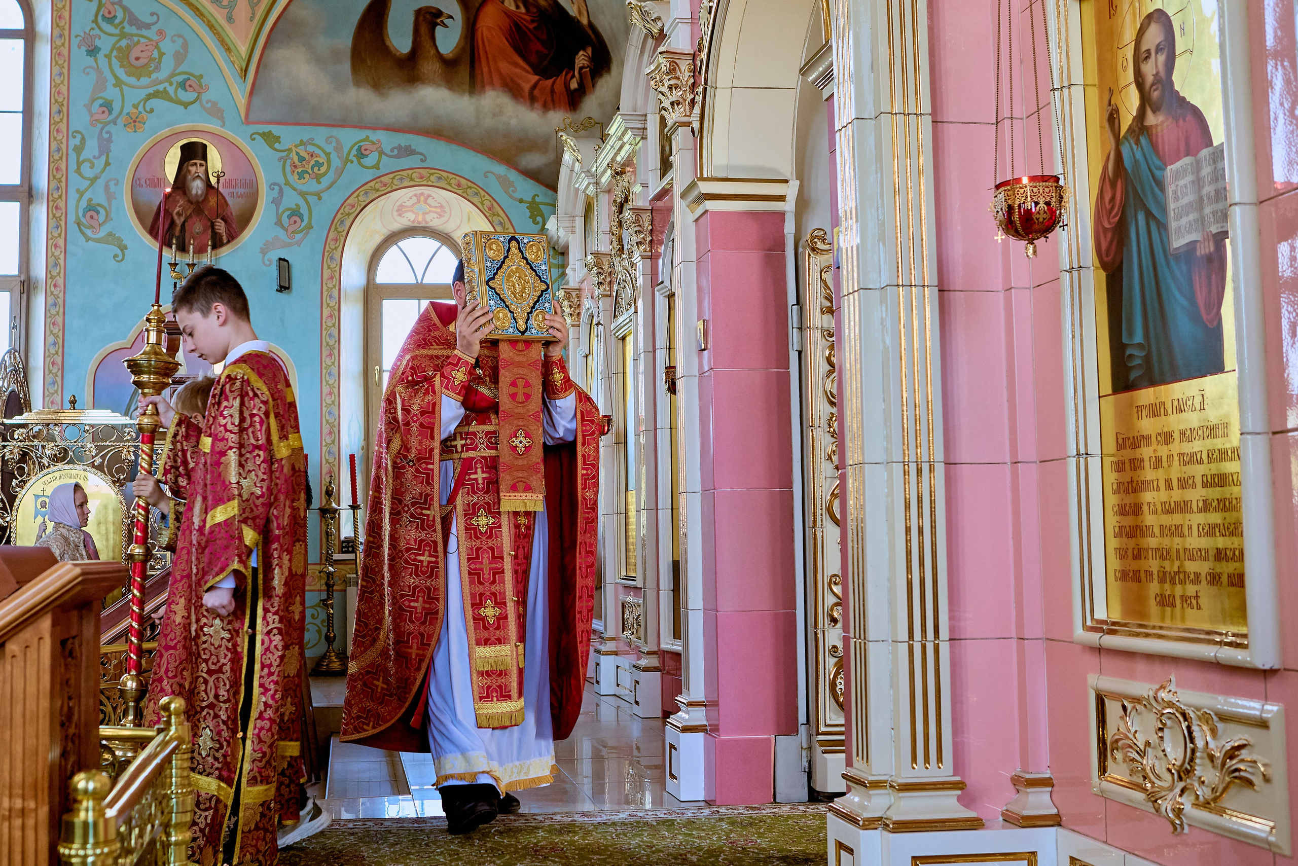 Божественная Литургия в празднования Дня Святых Жен Мироносиц в Храме Преп. Серафима Саровского. Фото Н. Голованова