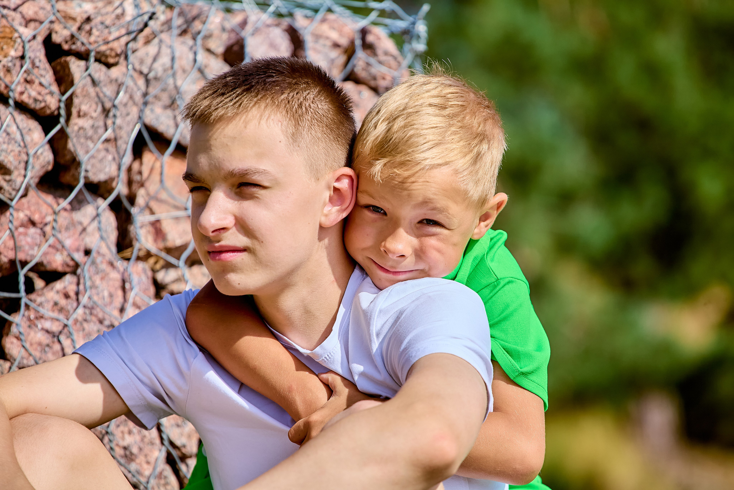 Семейная прогулка летом на озере