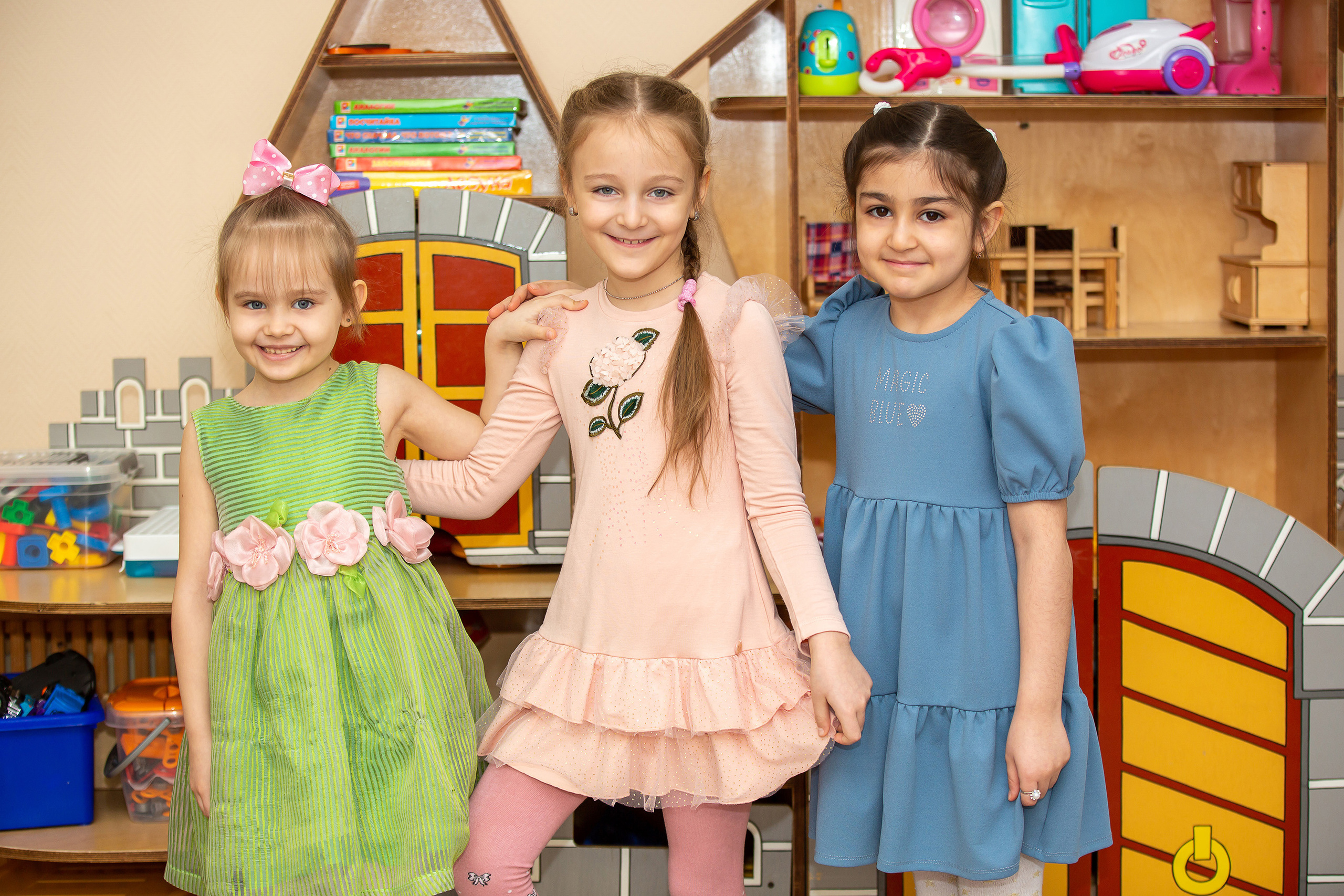 Групповые фотографии, фото с лучшим другом. Школьный и детсадовский фотограф Москва. Детский фотограф