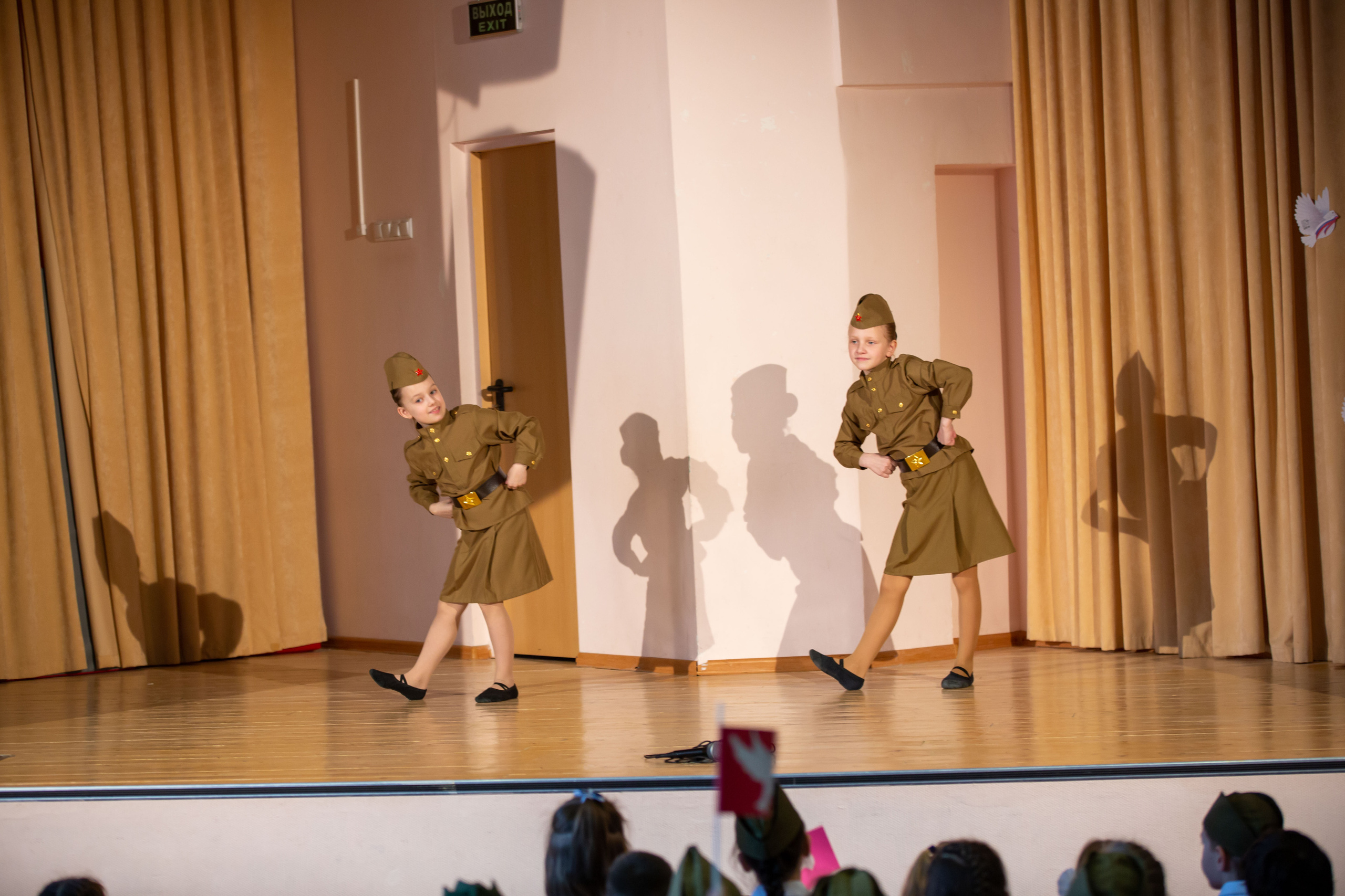 Праздник в школе. Школьный и детсадовский фотограф Москва. Детский фотограф