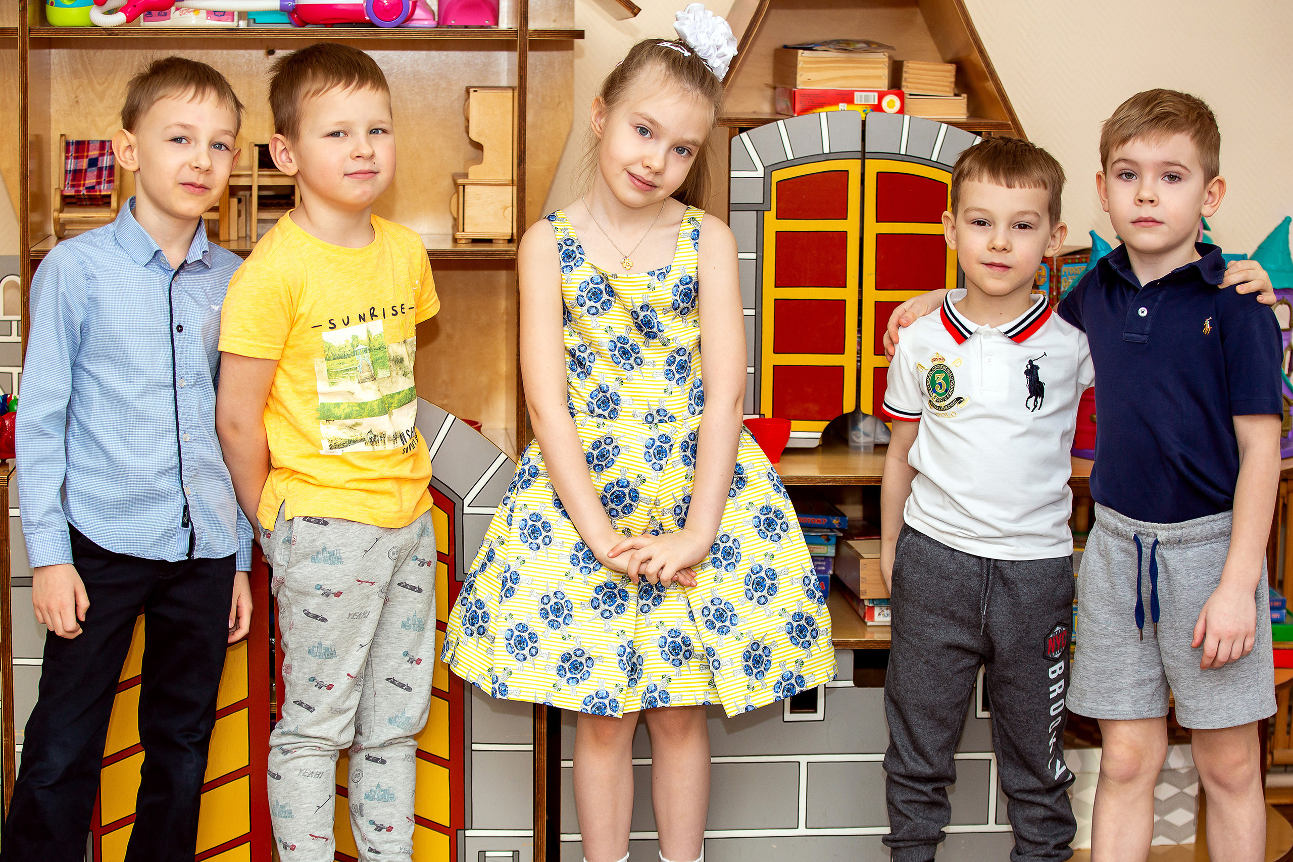 Групповые фотографии, фото с лучшим другом. Школьный и детсадовский фотограф Москва. Детский фотограф