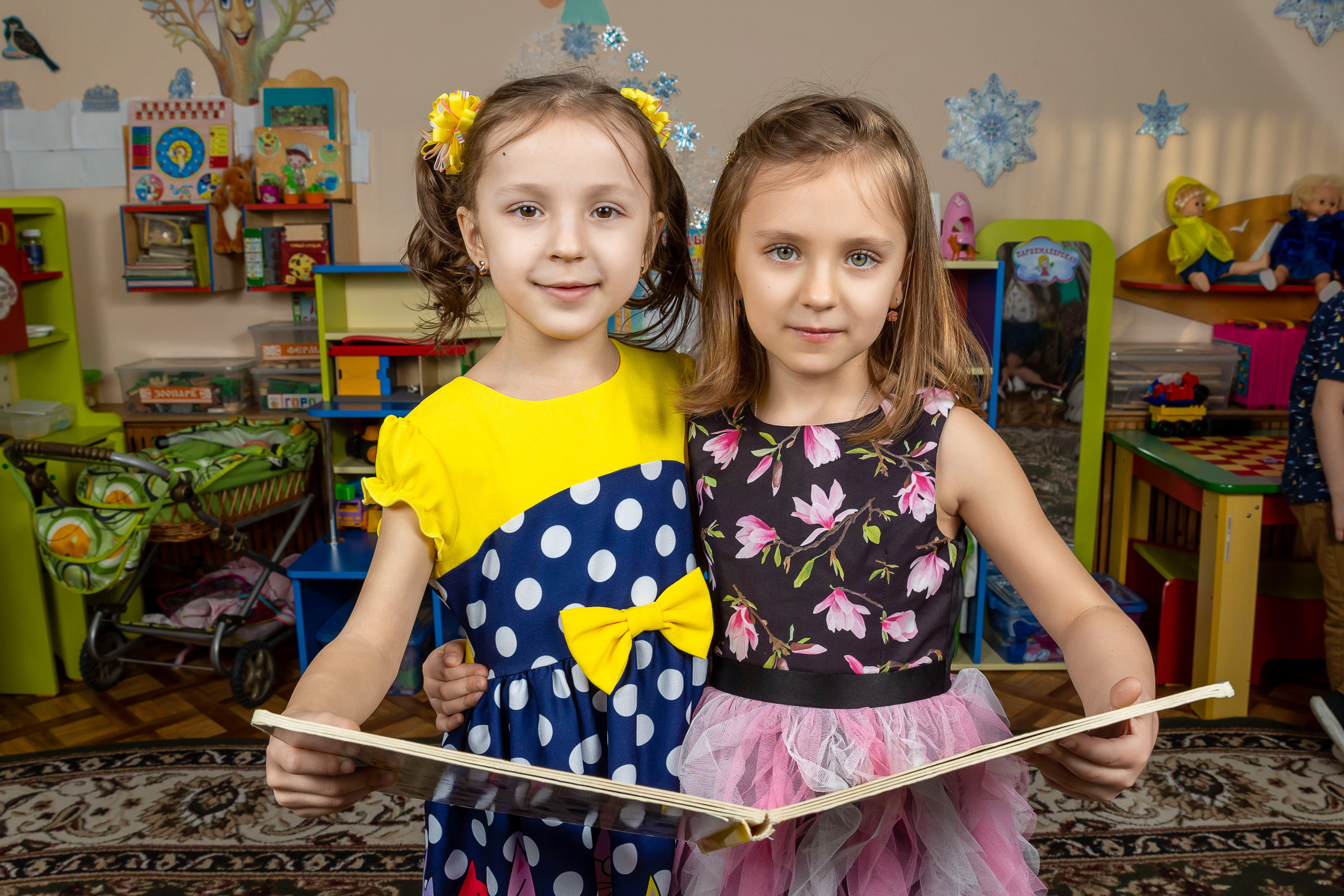 Групповые фотографии, фото с лучшим другом. Школьный и детсадовский фотограф Москва. Детский фотограф