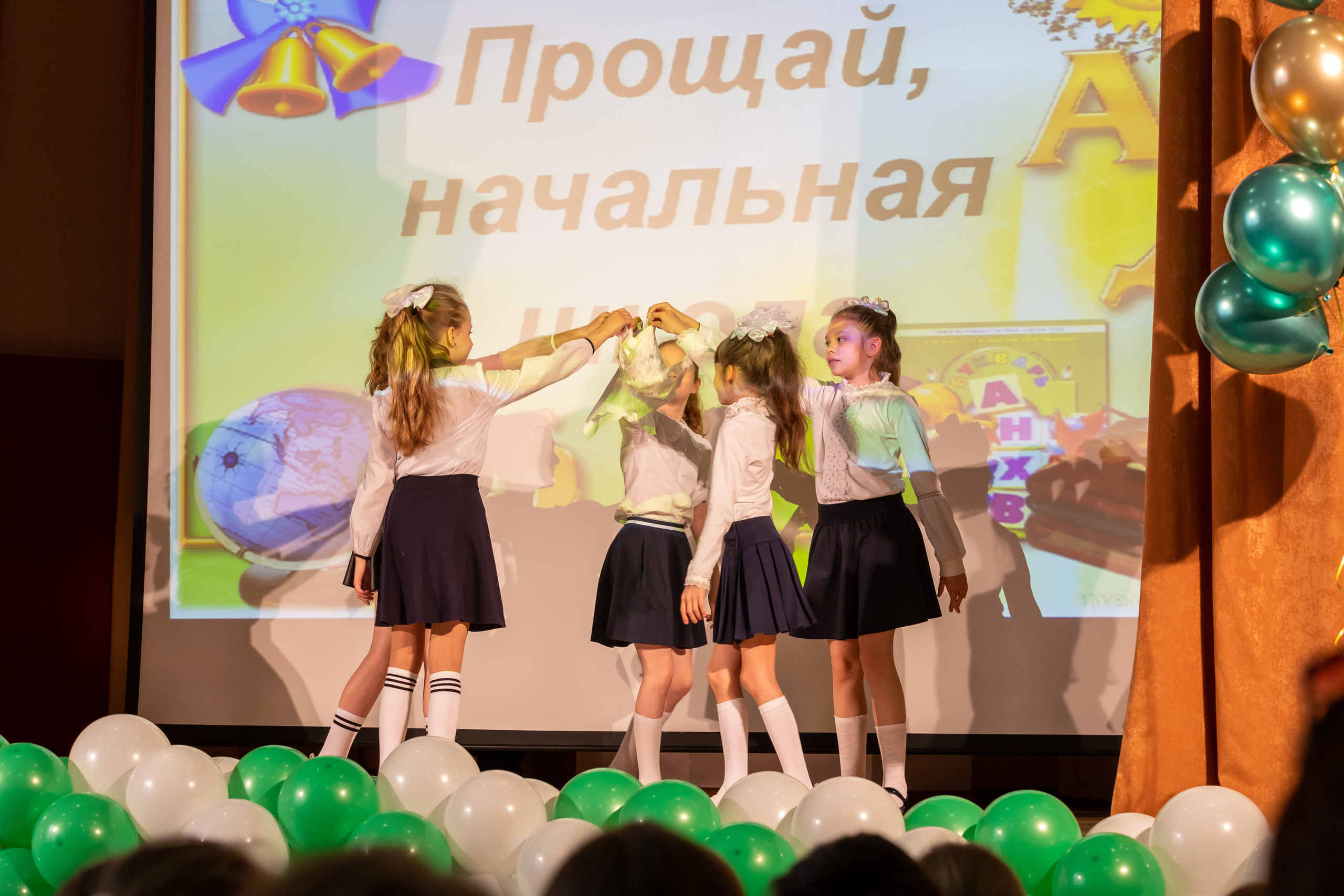 Праздник в школе. Школьный и детсадовский фотограф Москва. Детский фотограф