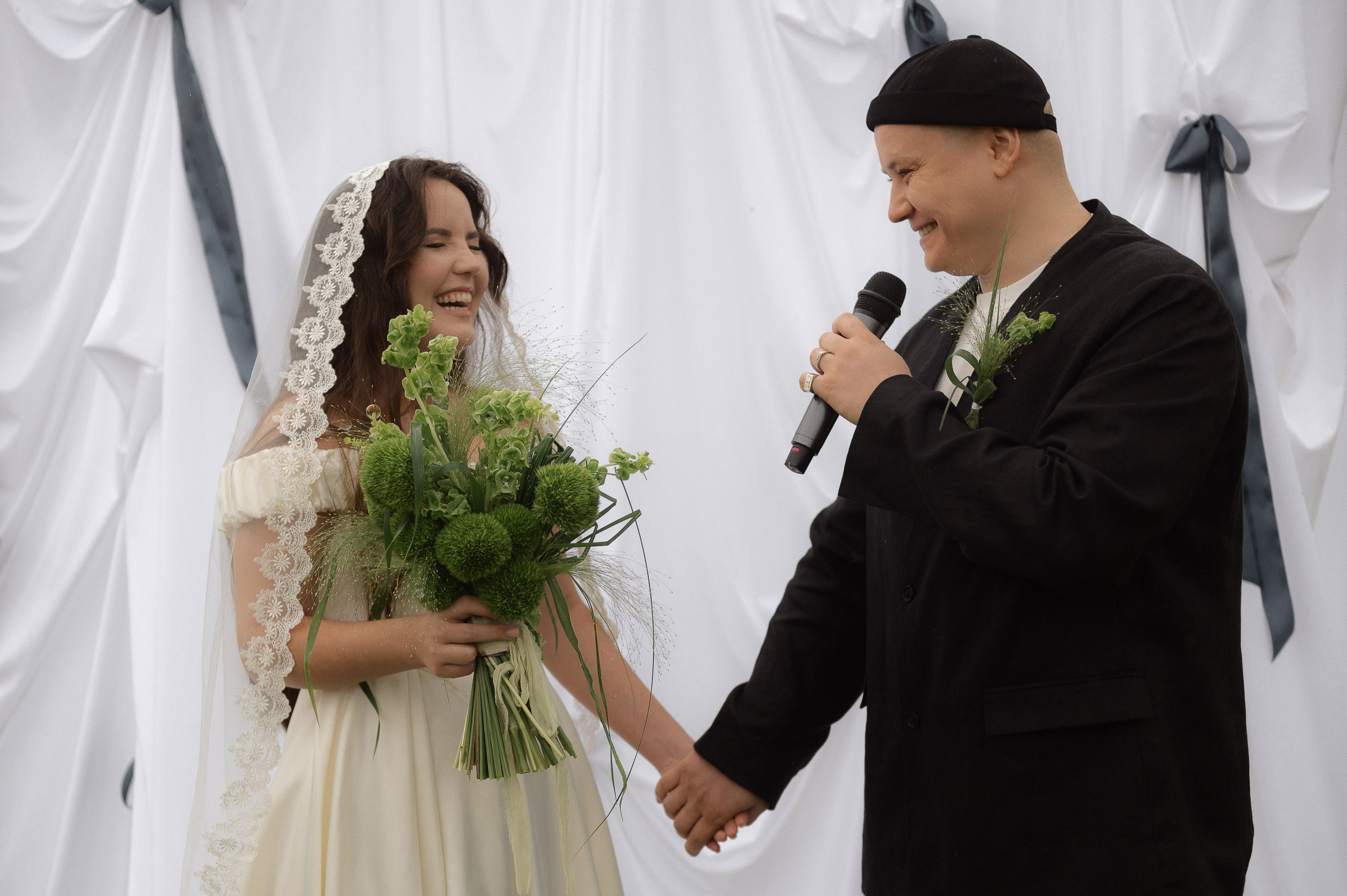 Зеленая тропа, уютная свадьба под дождем. Афина Ефимова. Свадебный фотограф Москва