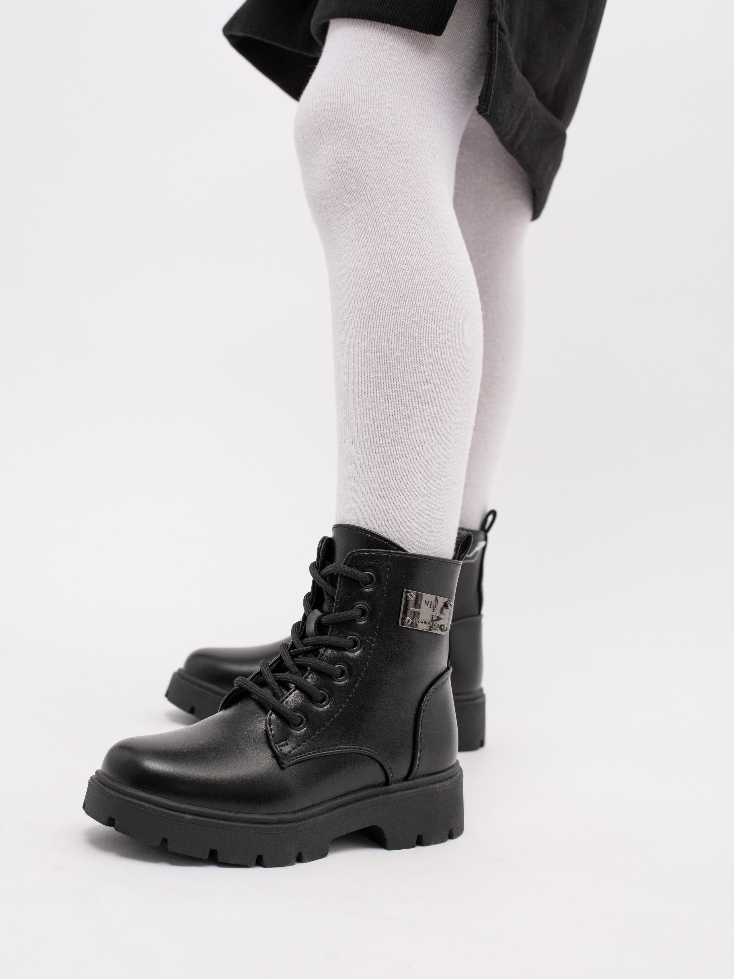 Ботинки для девочки. Фотостудия предметной и модельной съёмки для маркетплейсов