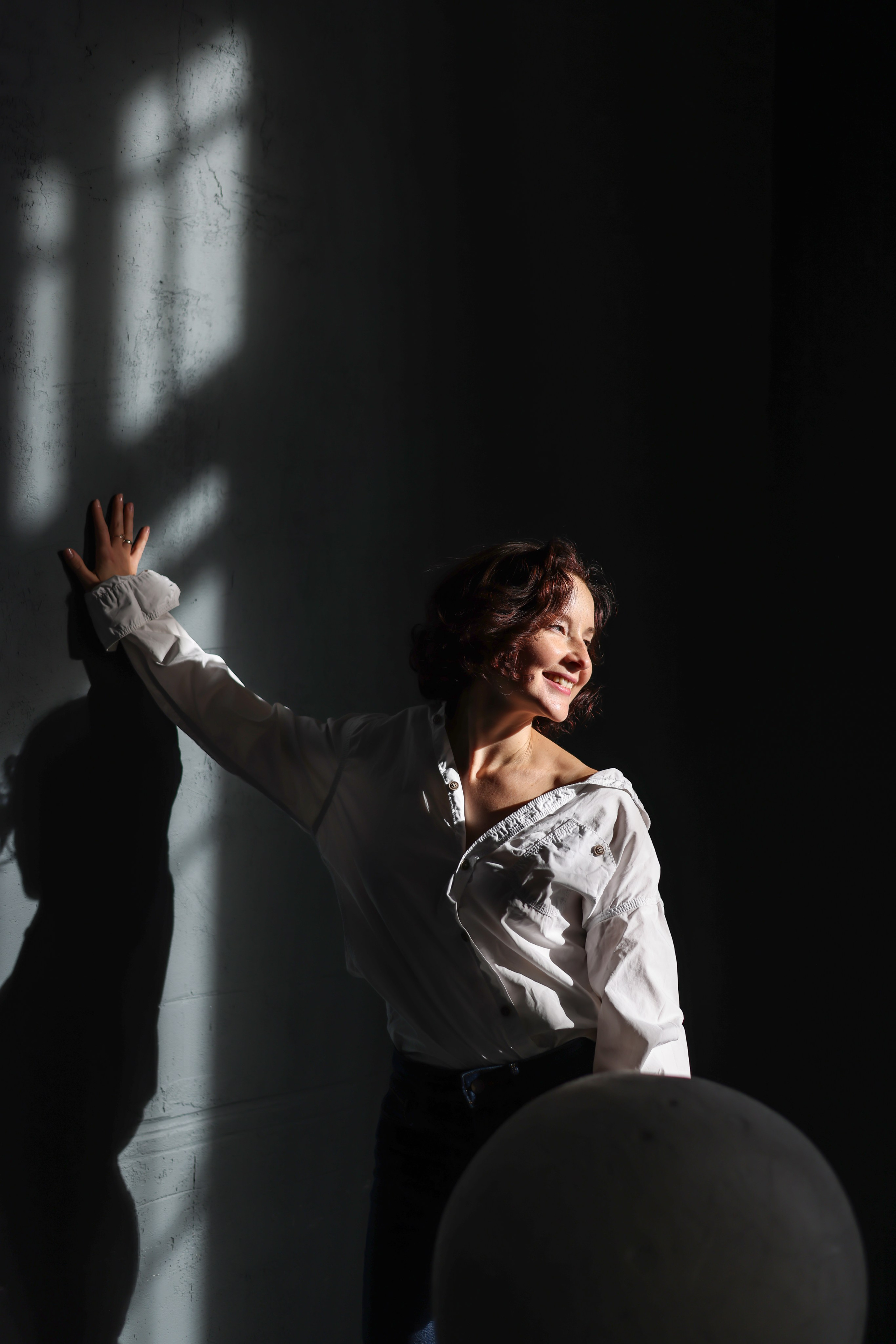 Сьемка в студии, брюнетка на темном фоне Фотограф - Мэри Маршания