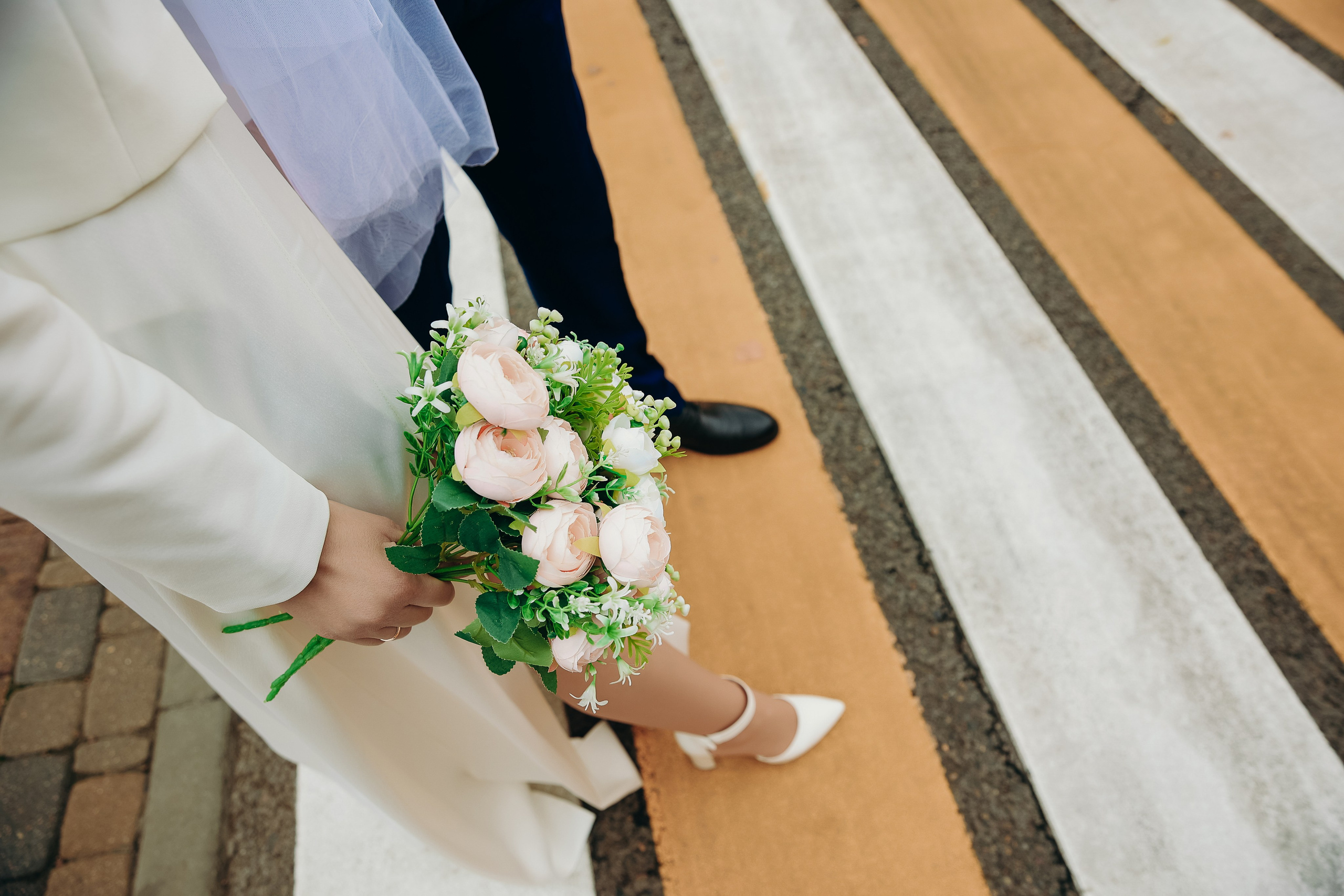 Свадебная прогулка в Екатерининском сквере 25.10.2024. Свадебный и семейный фотограф Виолетта Сидельникова. Краснодар, Россия, Беларусь, Европа