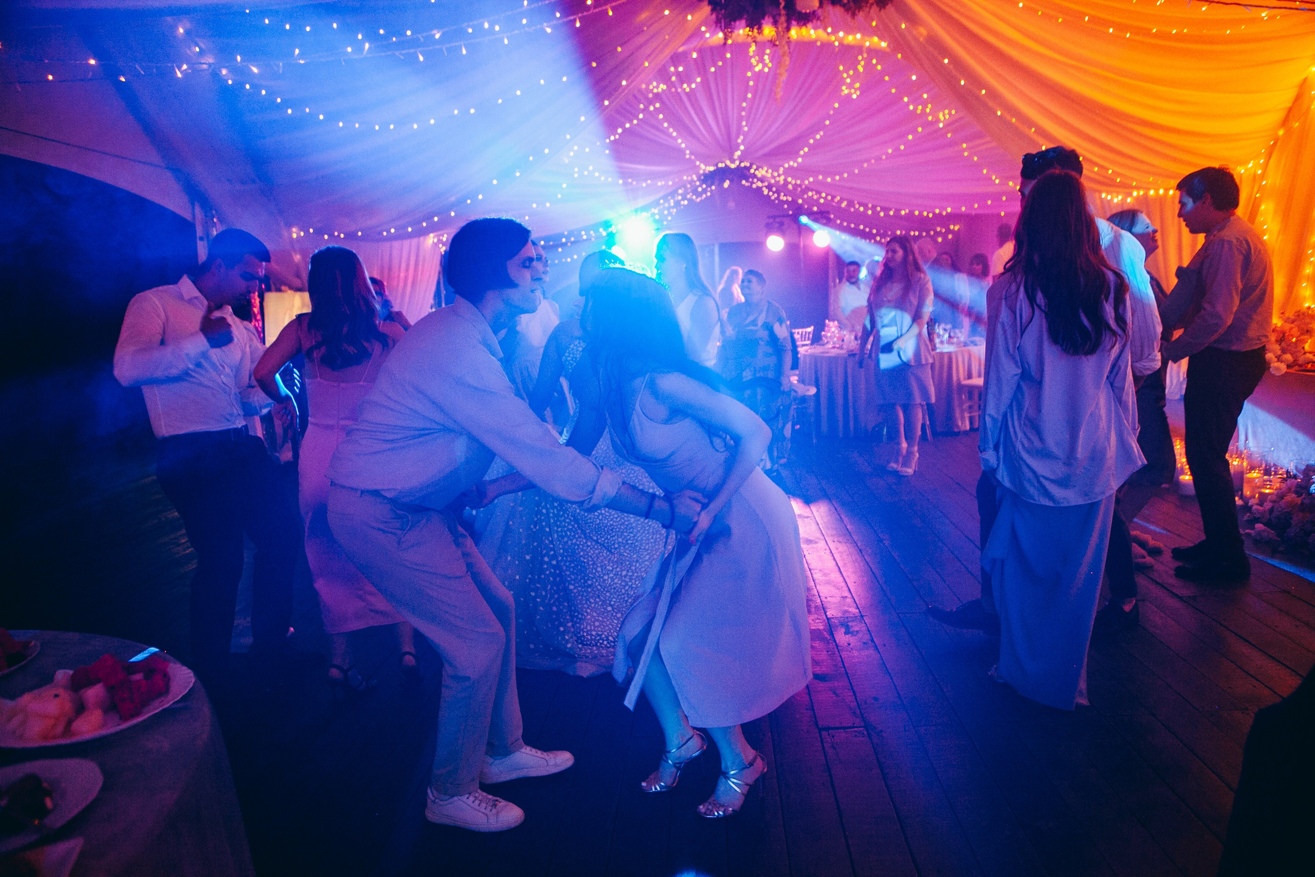 зажигательные танцы друзей на свадьбе молодоженов