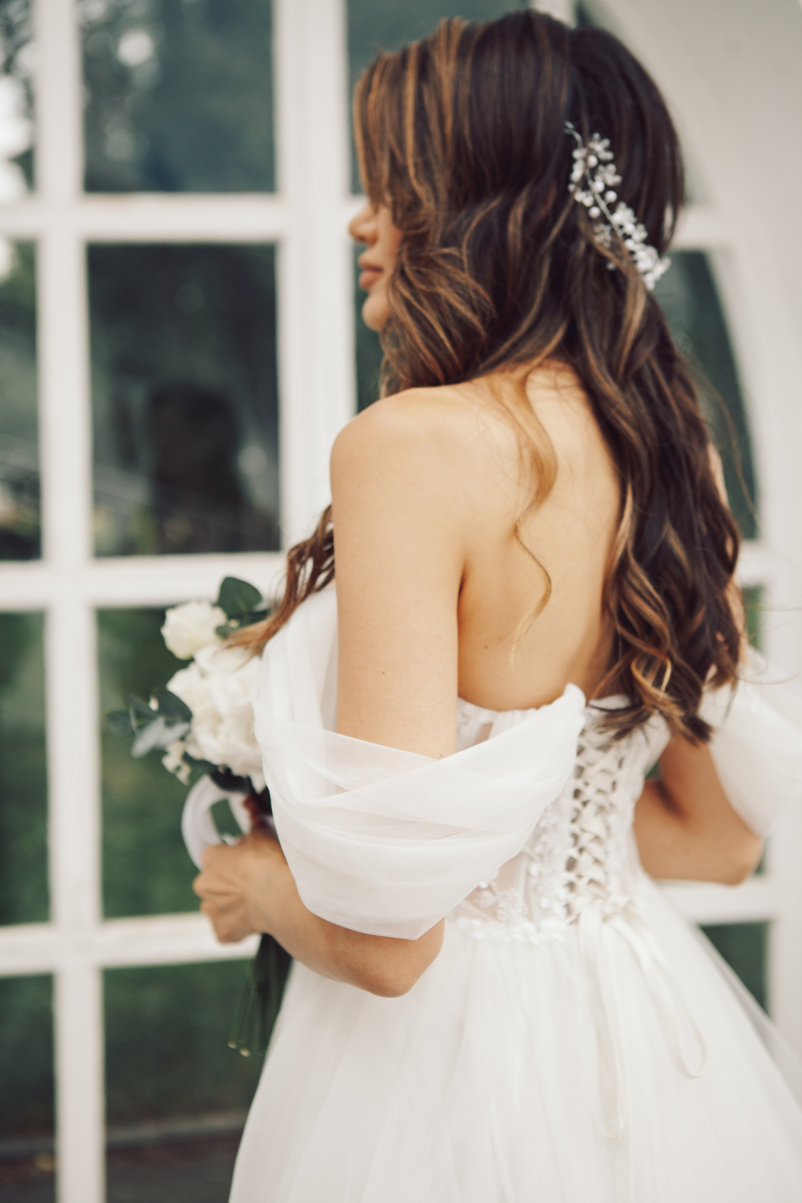 Стильная прическа на длинные волосы у невесты в 2025 году