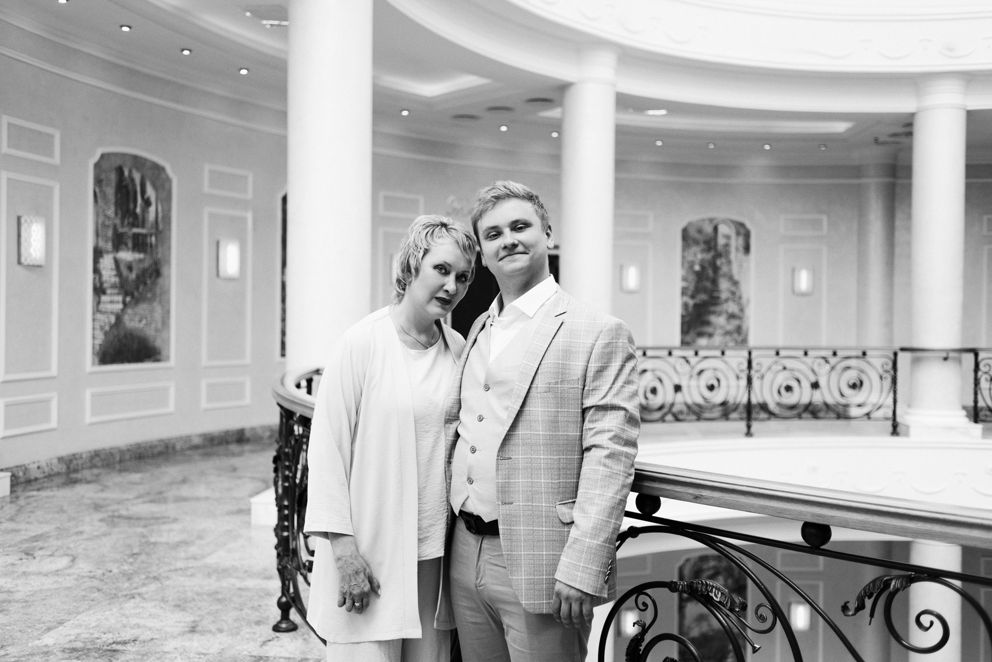 Свадебный фотограф Тюмень — Роман и Ксения: фотосессия с гостями и прогулка в парке. Портретный фотограф Тюмень Дарья Мустафина