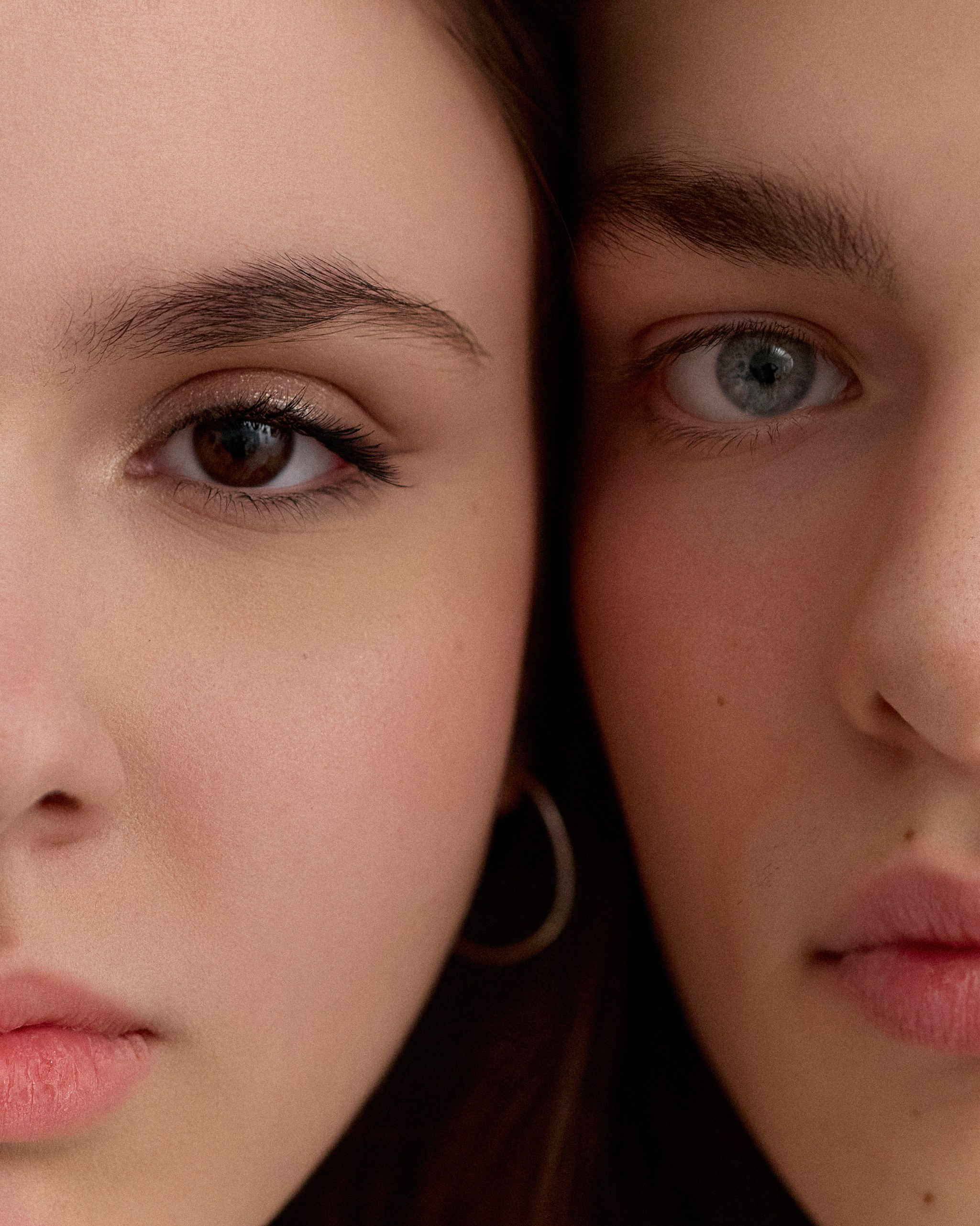 Лавстори в минималистично фотостудии. Сестры Карабаза. Фотографы и ретушеры в Москве и Санкт-Петербурге