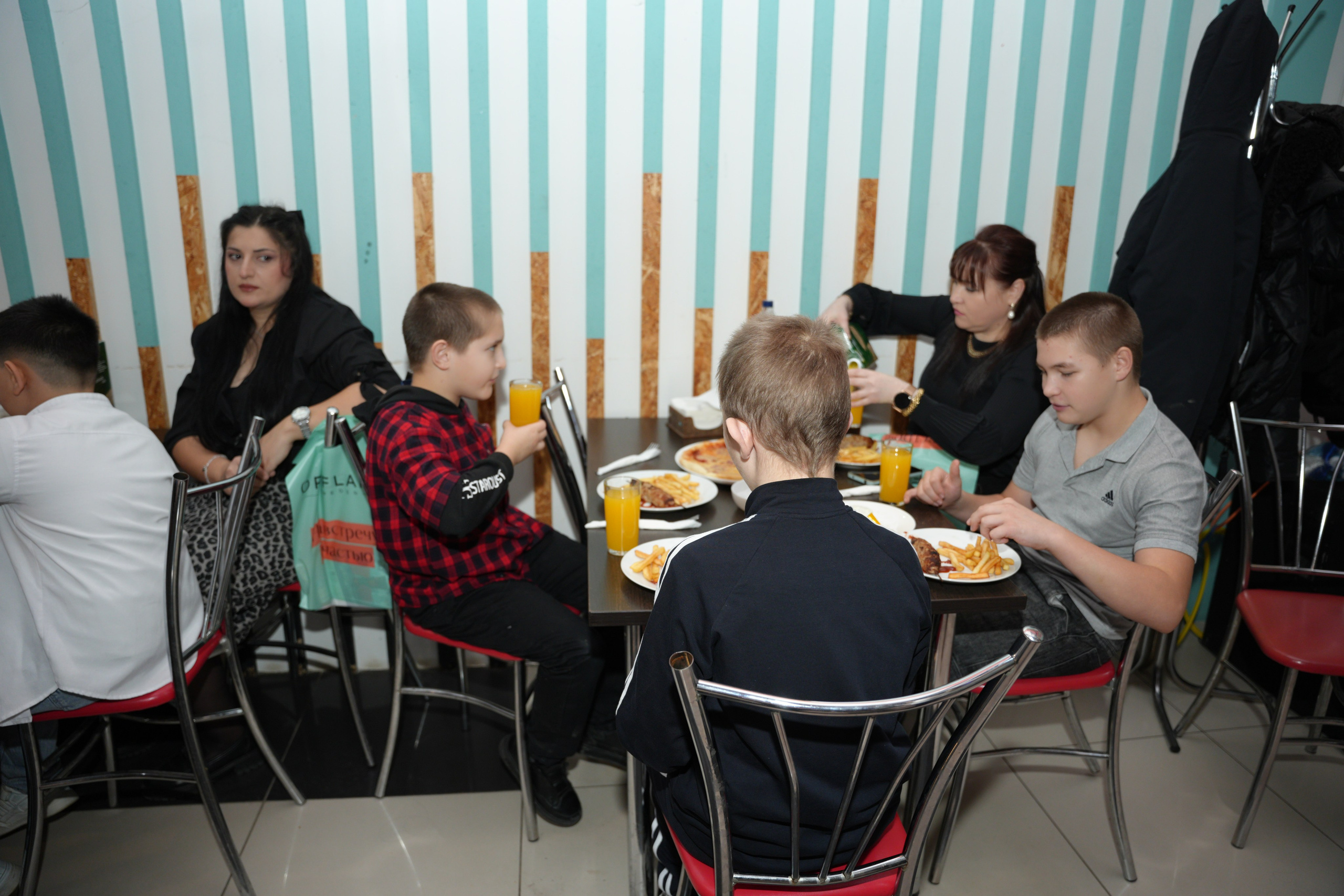 Социально —благотворительная акция «Ты в этом мире не один», посвященная Международному дню инвалидов. ВЫПУСКНЫЕ АЛЬБОМЫ, Школьный фотограф, семейный и свадебный в Саратове и области Ольга Плаксина