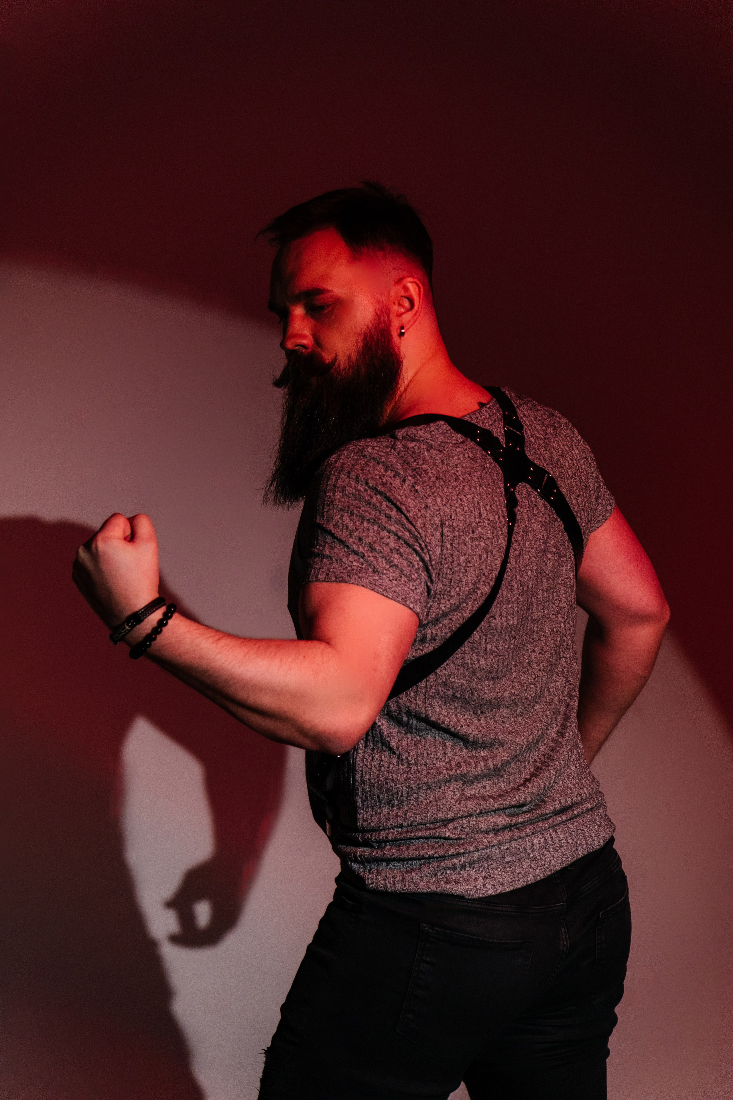 Мужской портрет — выразительная и стильная фотосъемка для мужчин | Анна Кораблик. Свадебный фотограф в Екатеринбурге — заказ профессиональной фотосесии, все виды фотосъемки