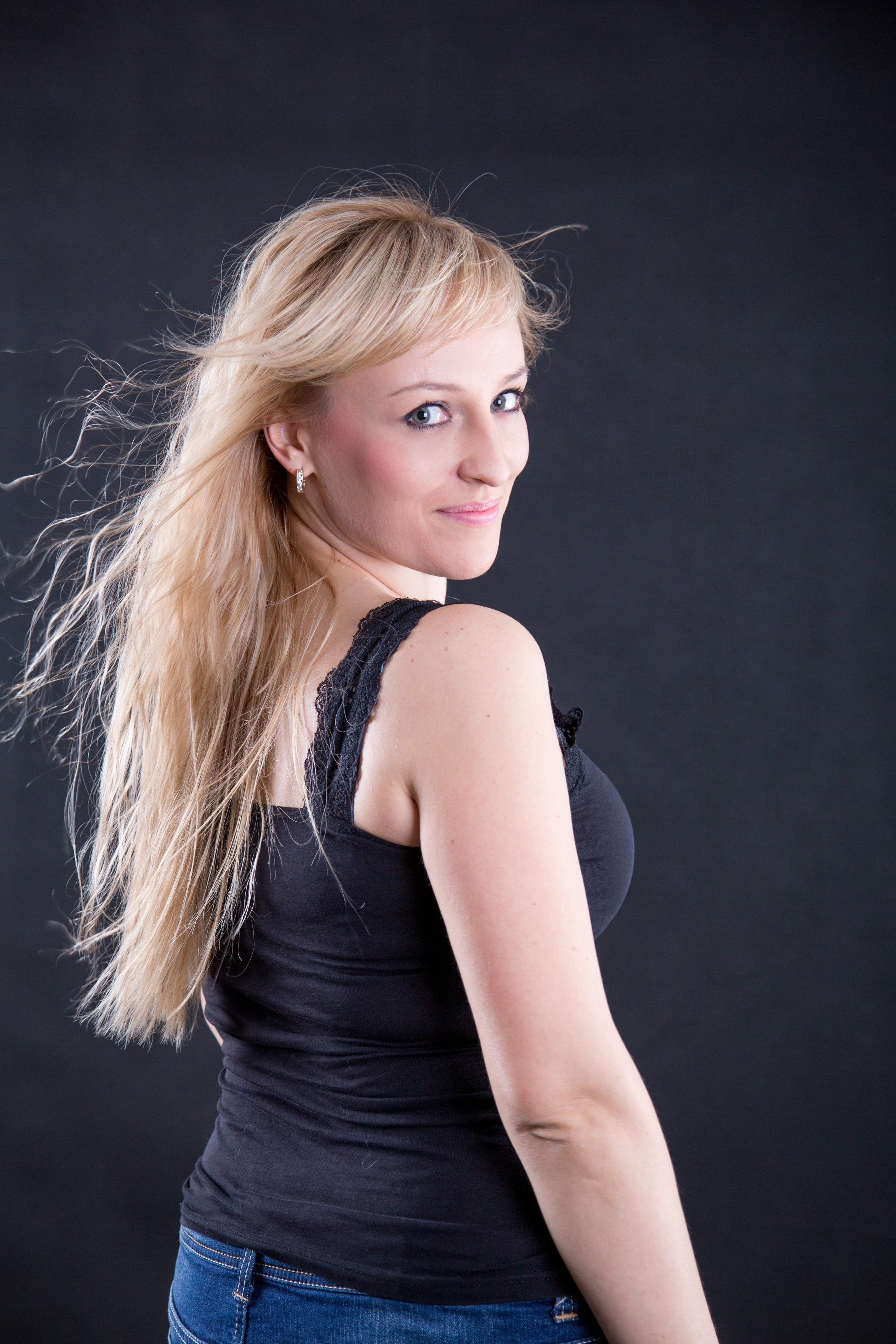 Съемка в студии красивой девушки в Воронеже. Свадебный и семейный фотограф в Воронеже Андрей Валин