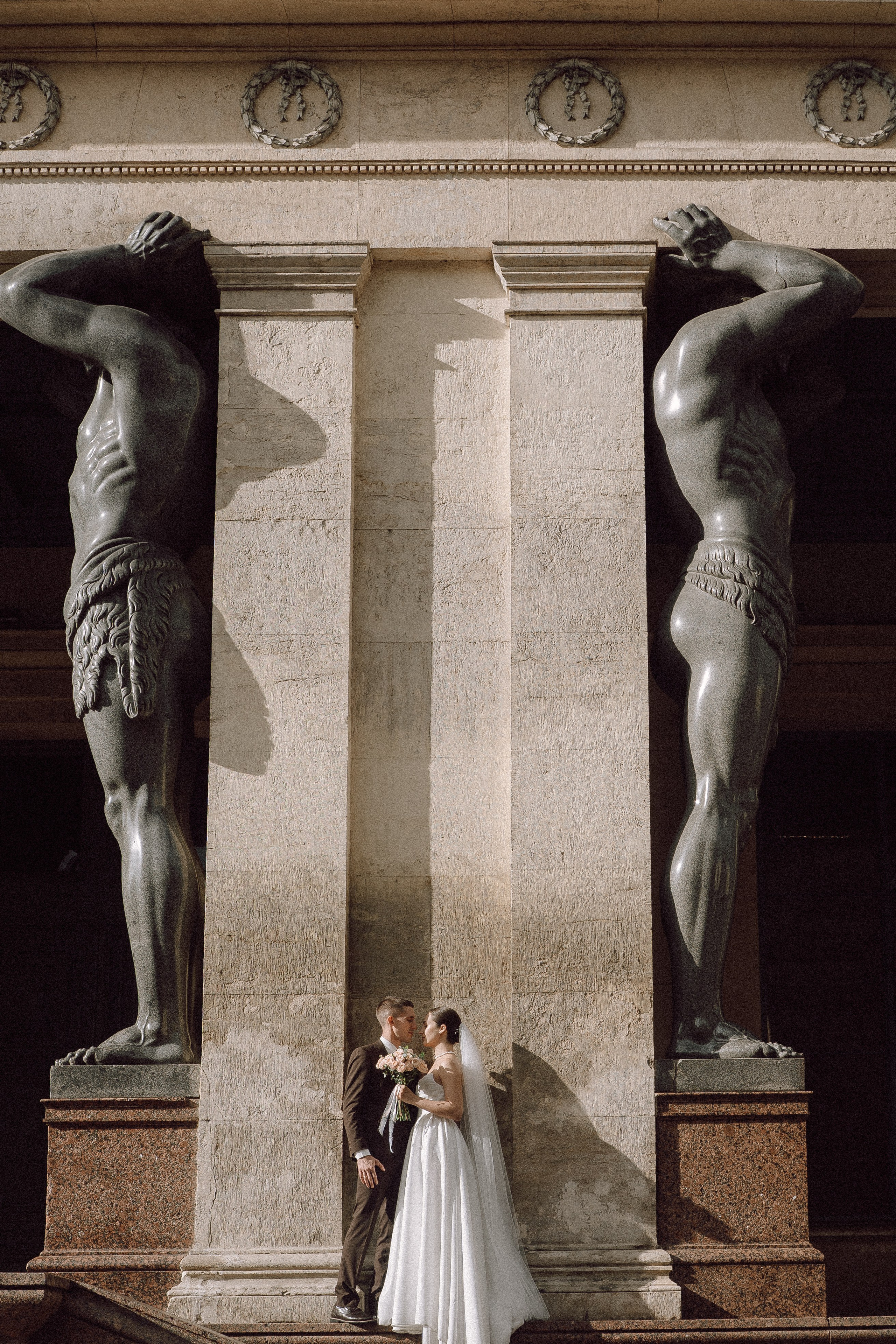 СВАДЕБНАЯ ПРОГУЛКА В САНТК-ПЕТЕРБУРГЕ (ИСАКИЕВСКИЙ СОБОР, ЗИМНЯЯ КАНАВКА, ЭРМИТАЖ И БОЛЬШАЯ МОРСКАЯ УЛИЦА). Профессиональный фотограф, Санкт-Петербург — Виктория Богомолова