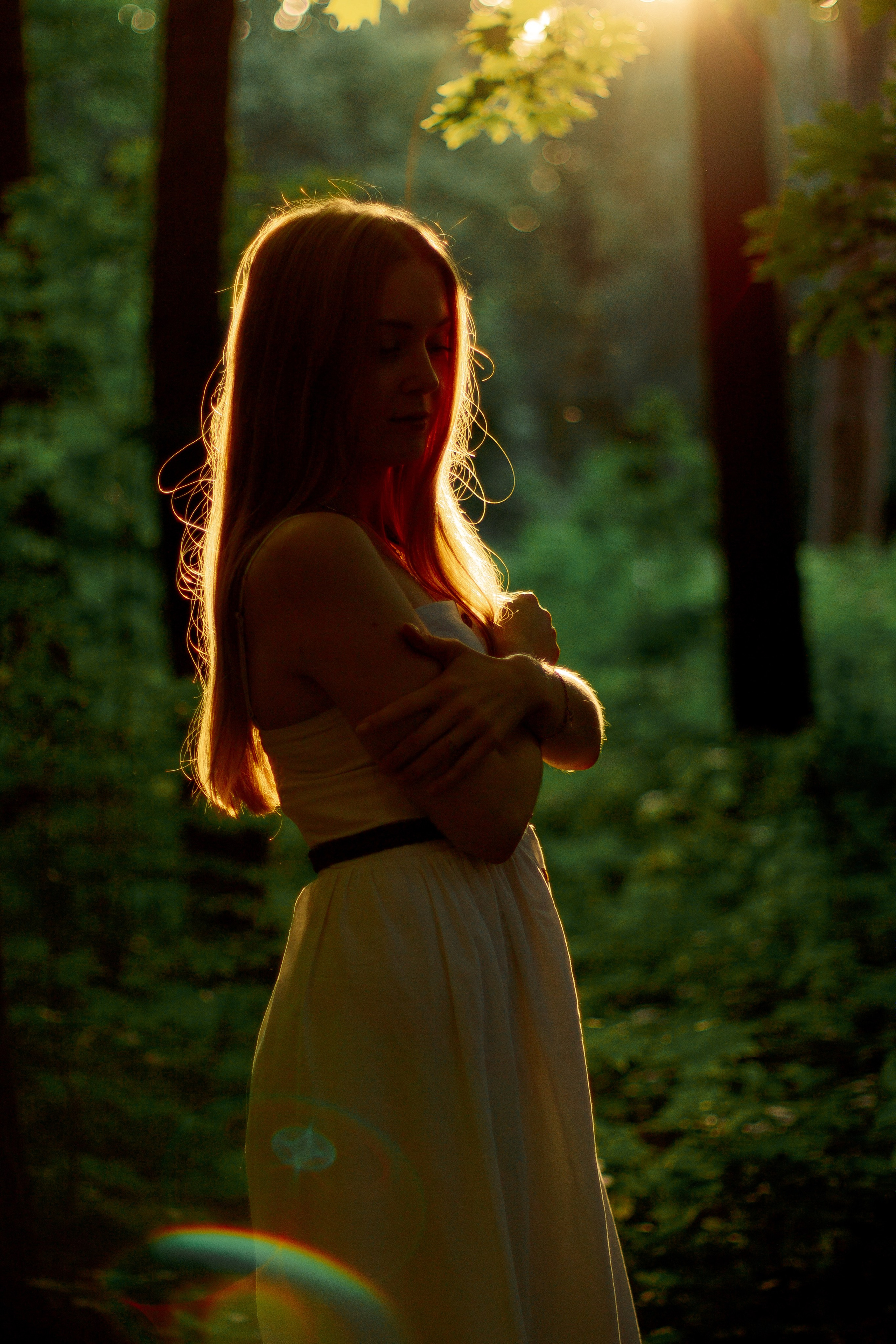 Фотография девушки в контровом свете, девушка на закате