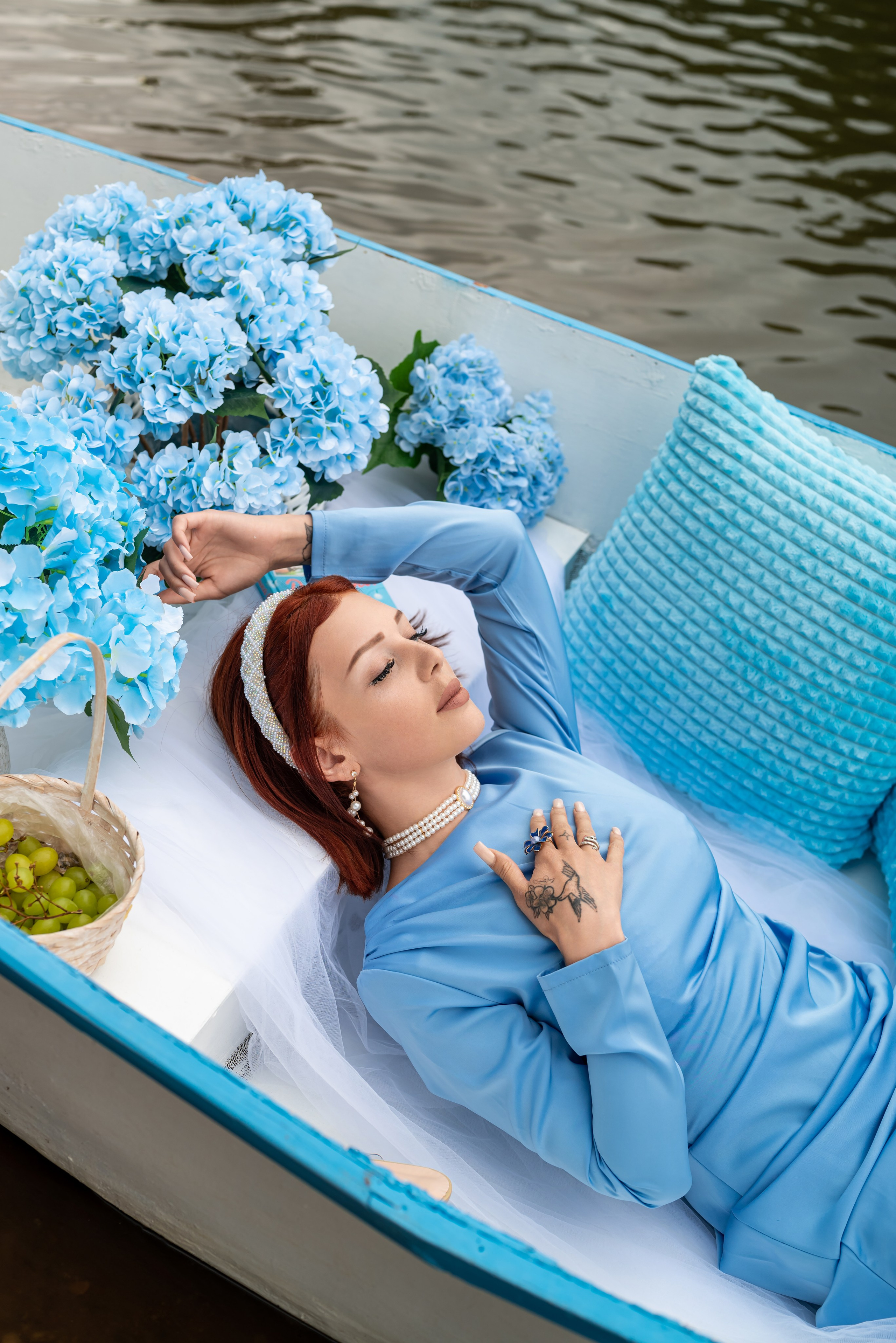 Фотопроект на лодке с голубыми гортензиями. Фотограф в городе Салават