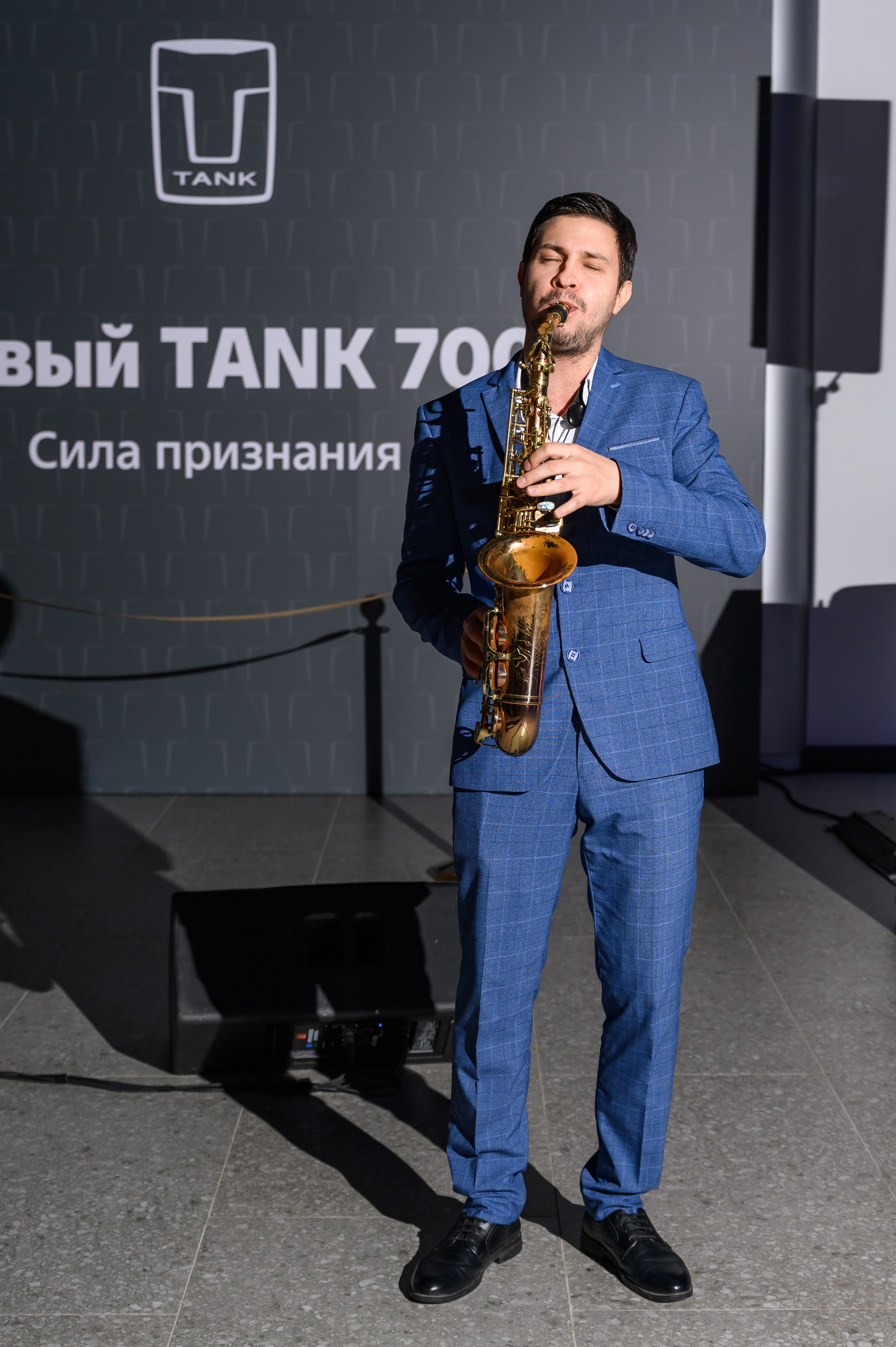 Автосалон Танк. Свадебный фотограф Москва Юрий Кульман