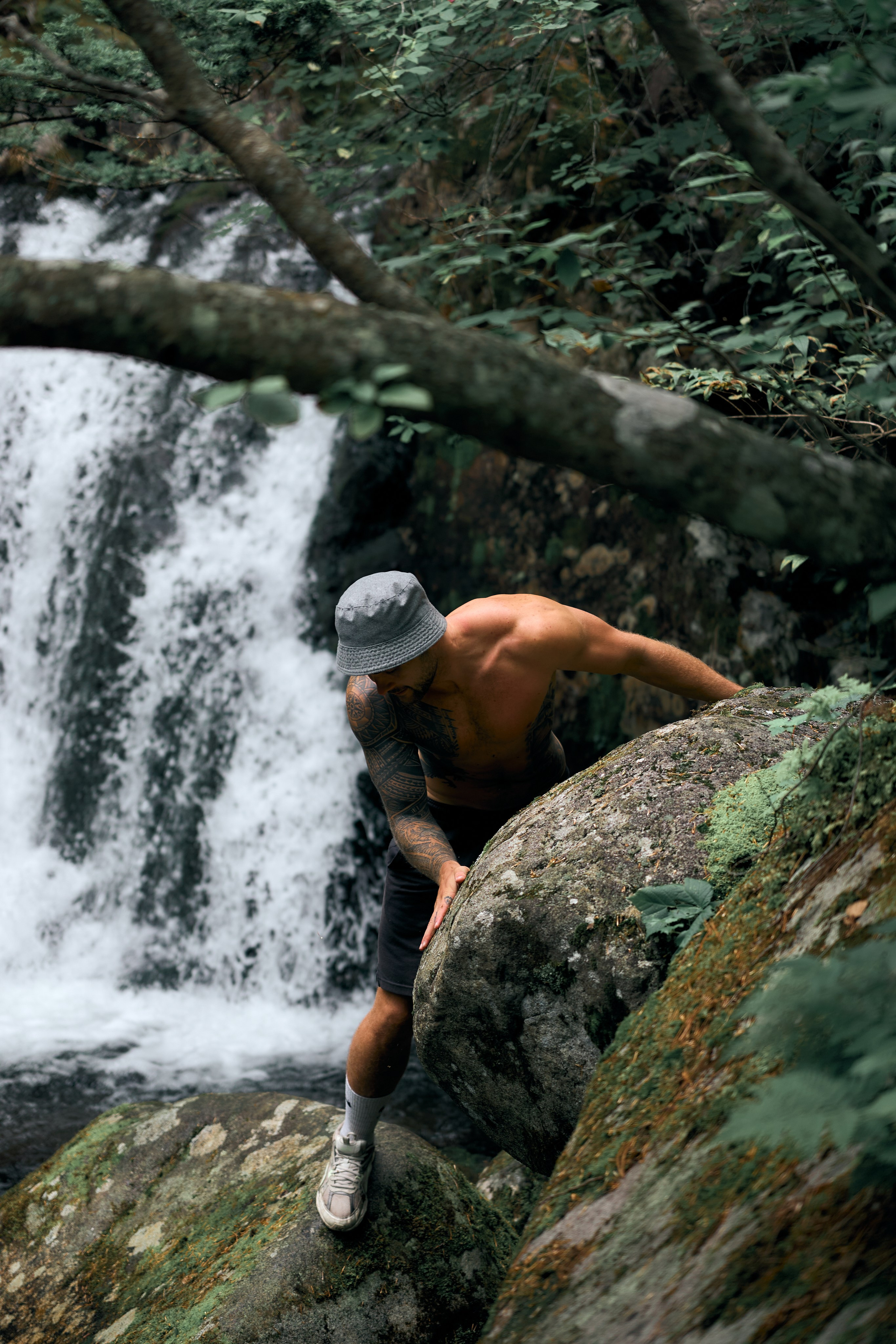 Репортаж трекинга тур группы. Фэшн-фотография и портреты в Владивостоке. Превращаю съёмку в повествование — создаю образы с сюжетом, которые остаются в памяти